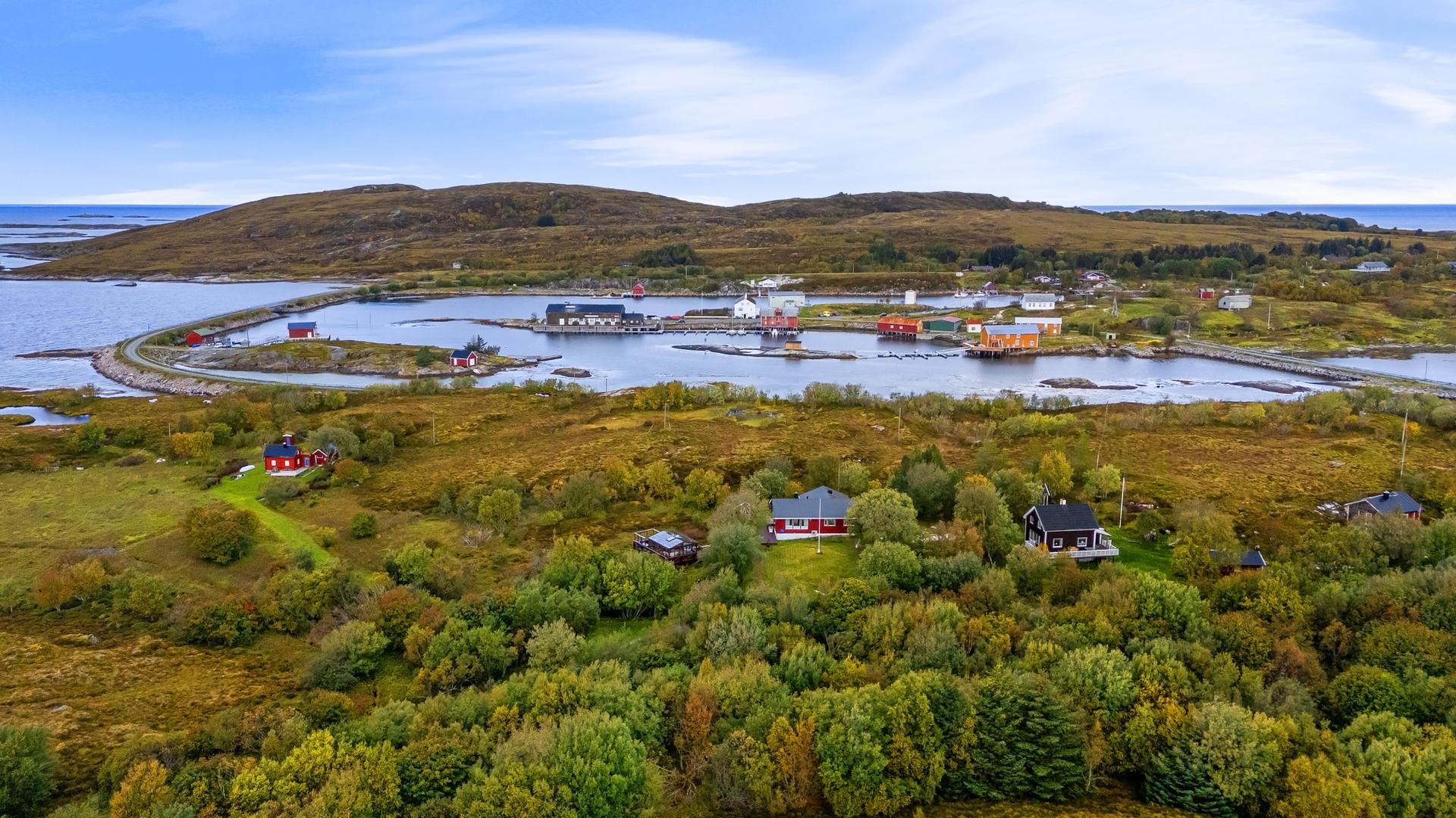 Kort vei til havneområdet på Støtt med hurtigbåtkai og lokal nærbutikk.. Bilde nummer 3 av 3