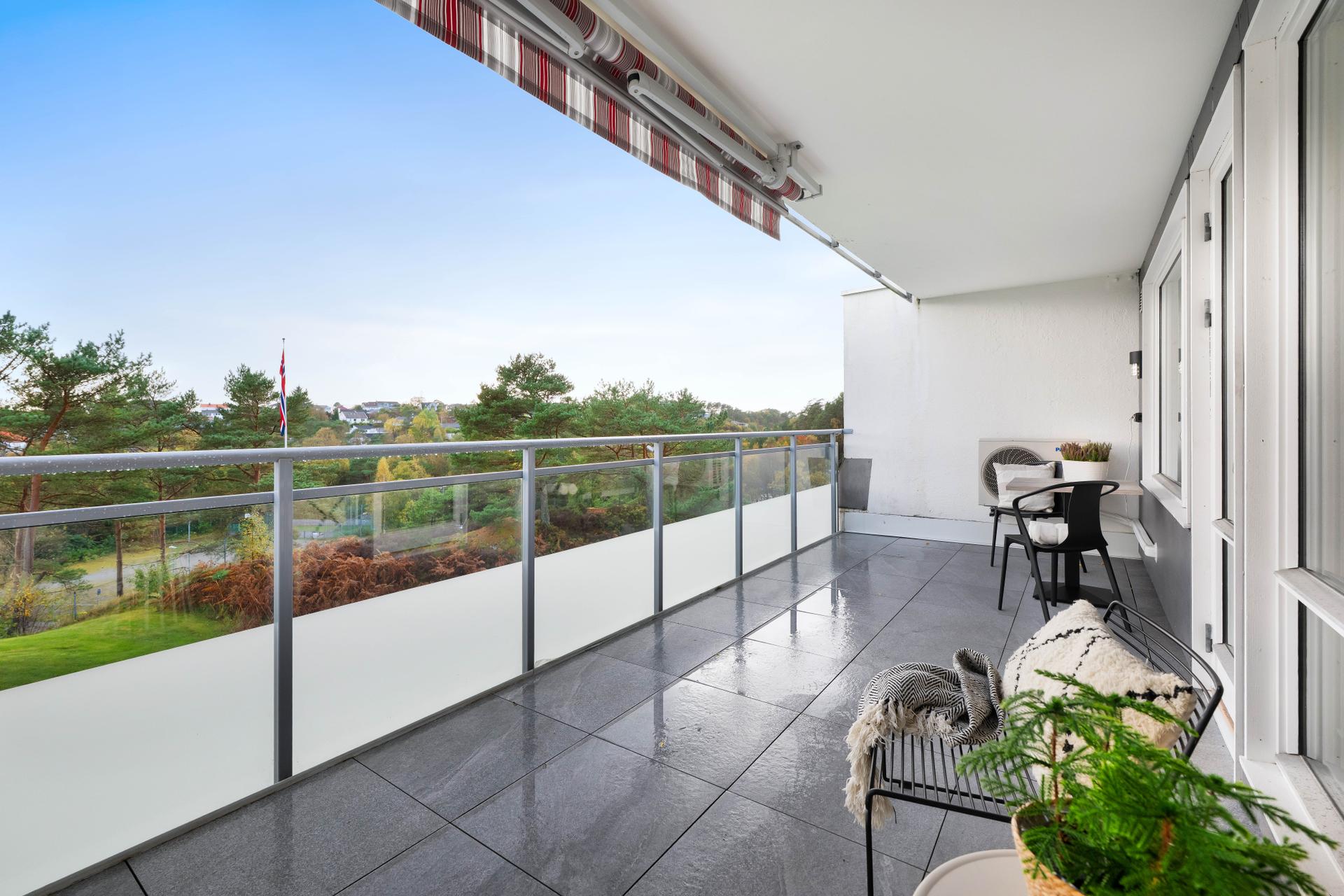 Romslig andelsleilighet med solrik terrasse og utsyn mot grønne omgivelser.. Bilde nummer 2 av 3