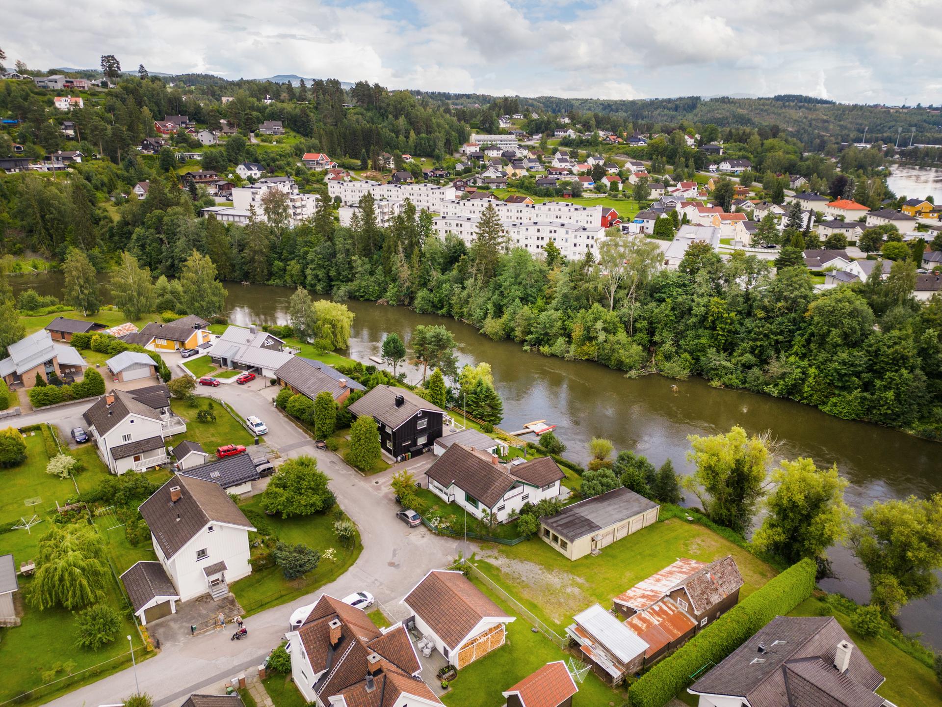 Tomten er nylig blitt utfordret av vannstanden i elven men eiendommen var ikke vesentlig påvirket av vann. . Bilde nummer 3 av 3