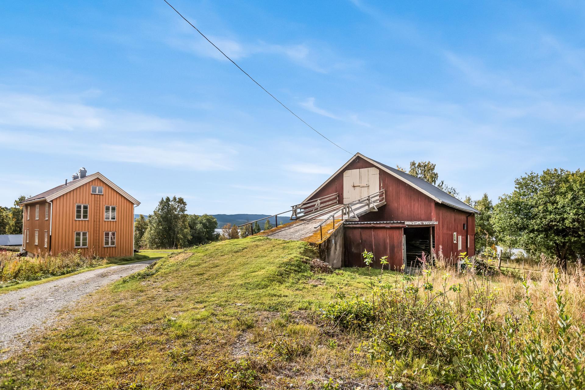 Eiendommen består av våningshus og låve, omgitt av landlige omgivelser i Jeppedalen.. Bilde nummer 3 av 3