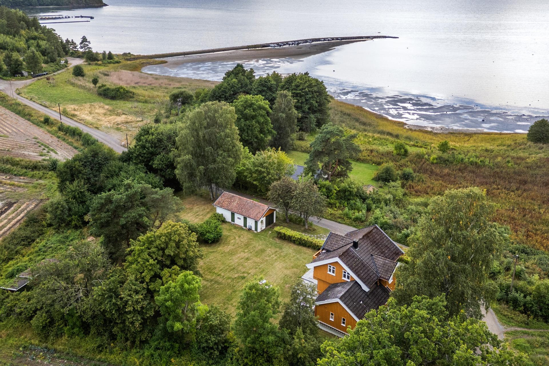 Kort vei ned til strandkanten og flotte turområder. Det medfølger båtplass.. Bilde nummer 2 av 3