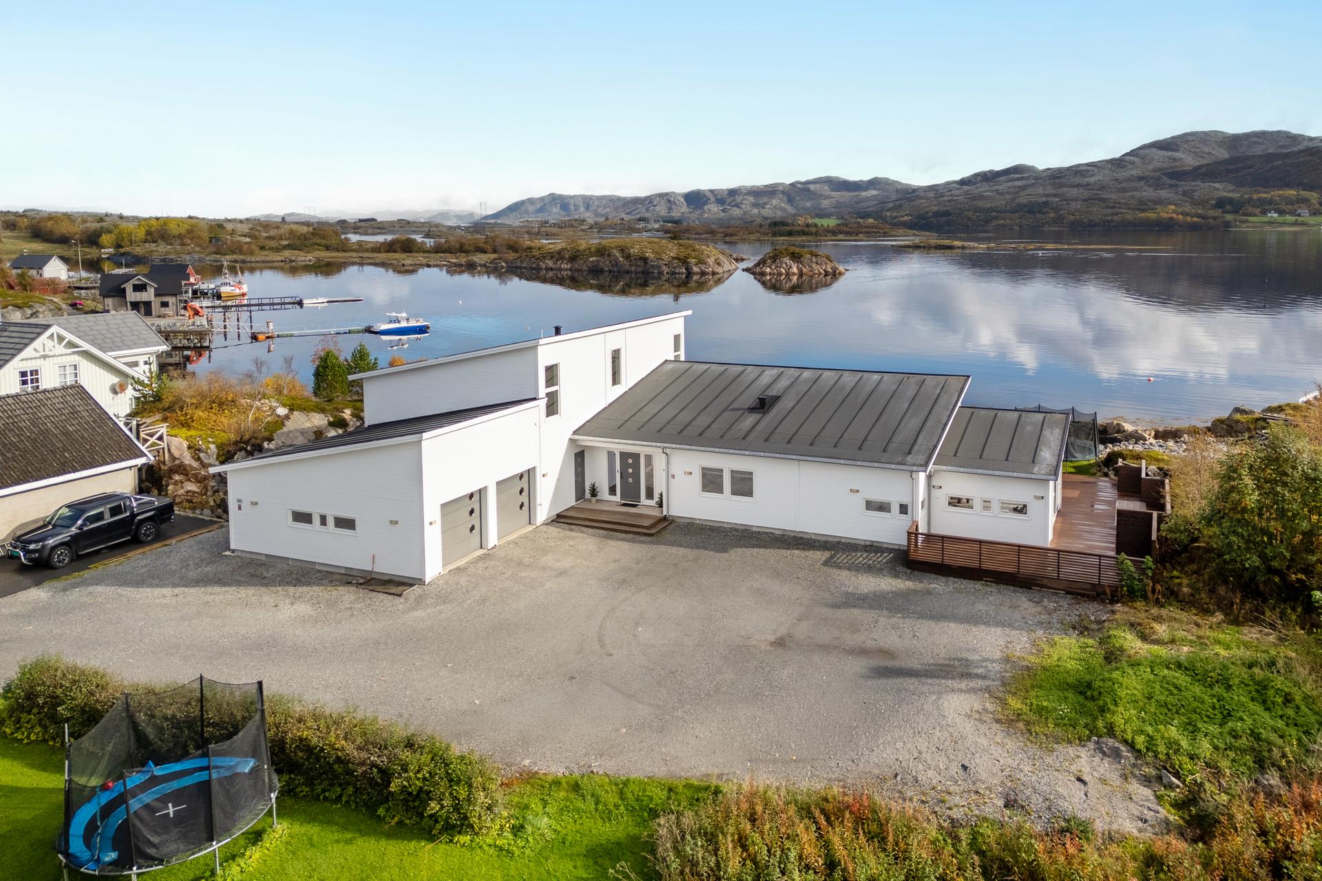 Enebolig over to plan fra 2015 med strandlinje og integrert dobbelgarasje.. Bilde nummer 2 av 3