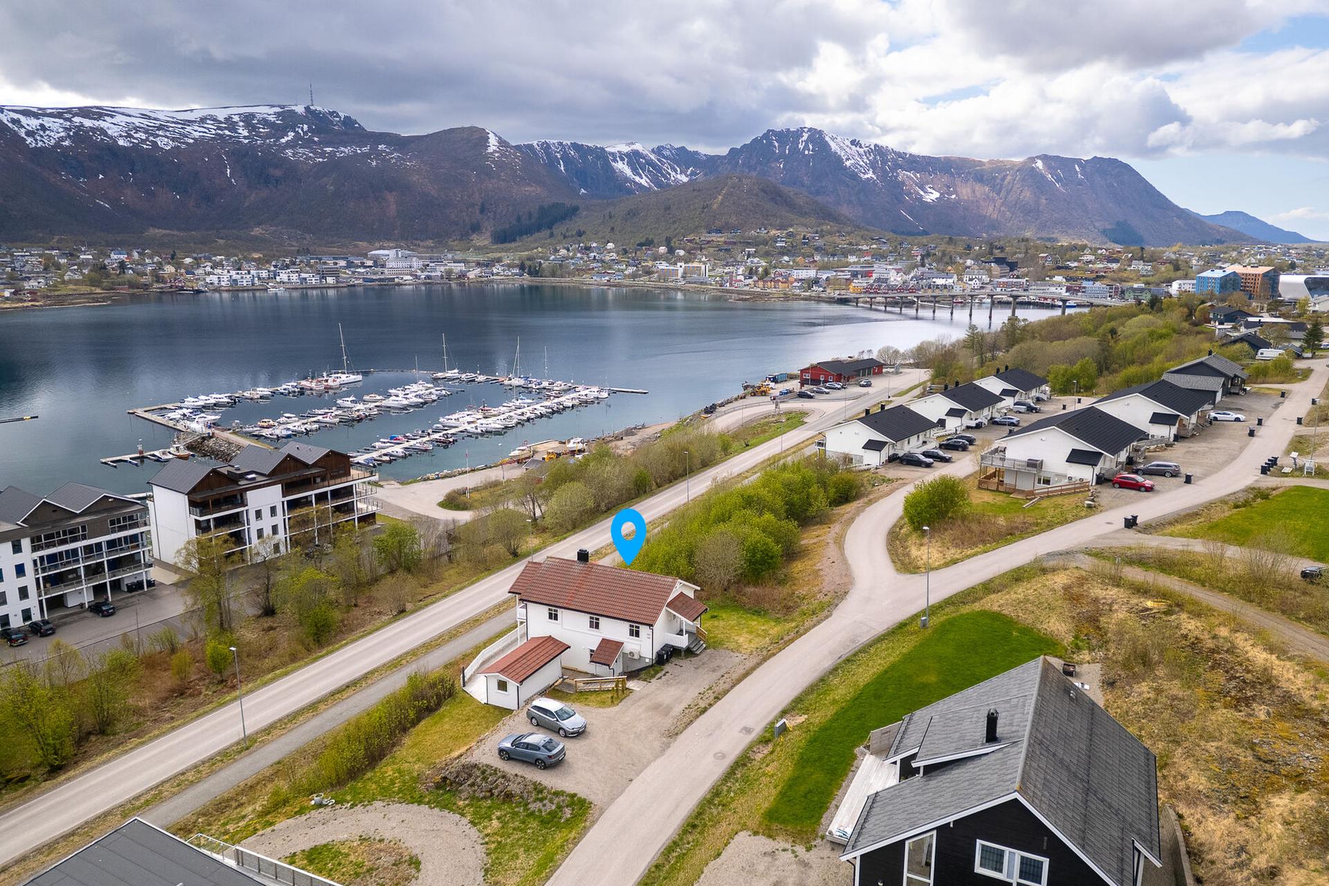 Velkommen til Linerleveien 14 A! Foto: Lunde Images AS - Beliggenheten på Børøya er rolig og etablert, med fri utsikt mot sjø og fjell.. Bilde nummer 1 av 3