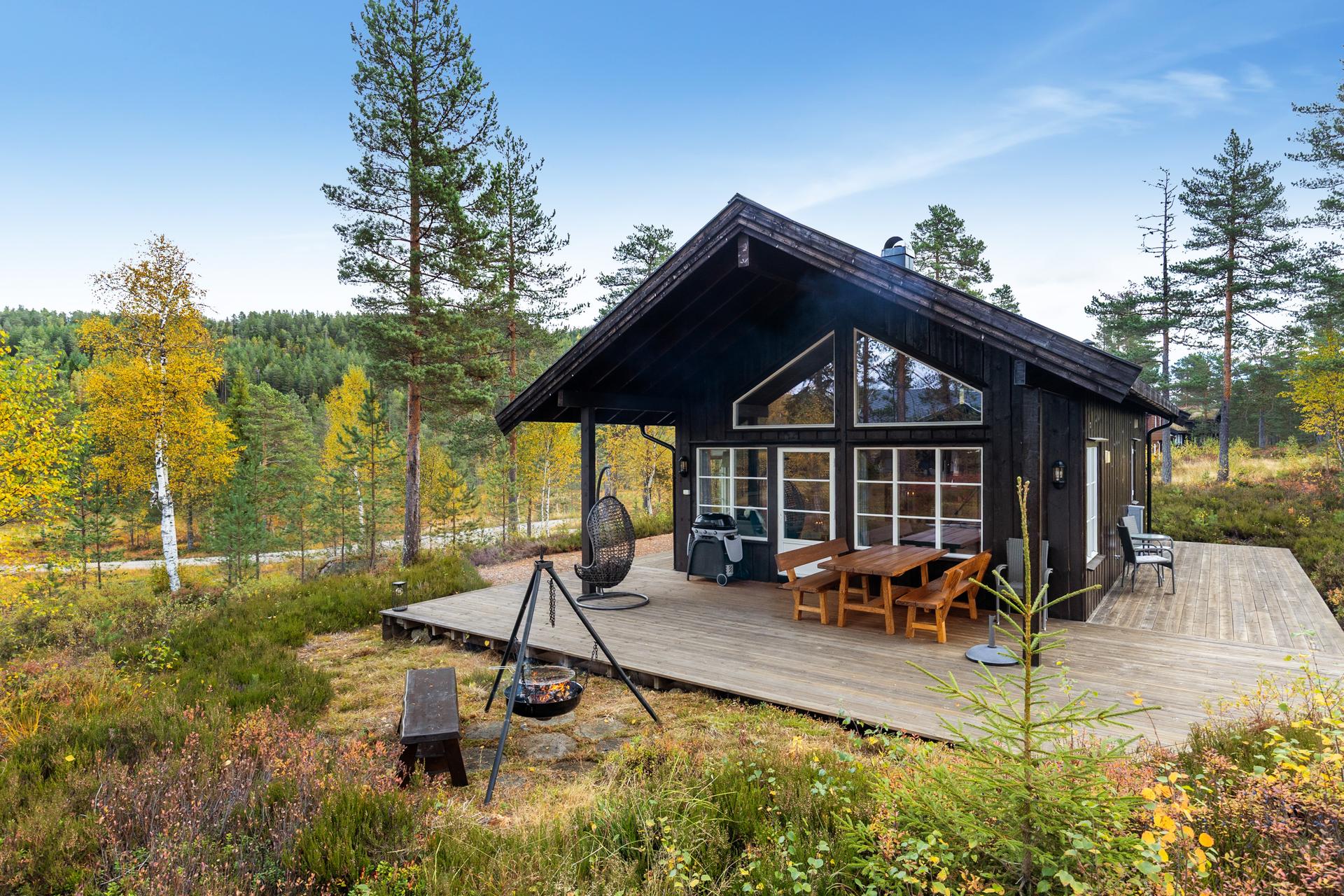 Fritidsbolig fra 2018 med eiet tomt og terrasse rundt tre sider av hytta.. Bilde nummer 2 av 3