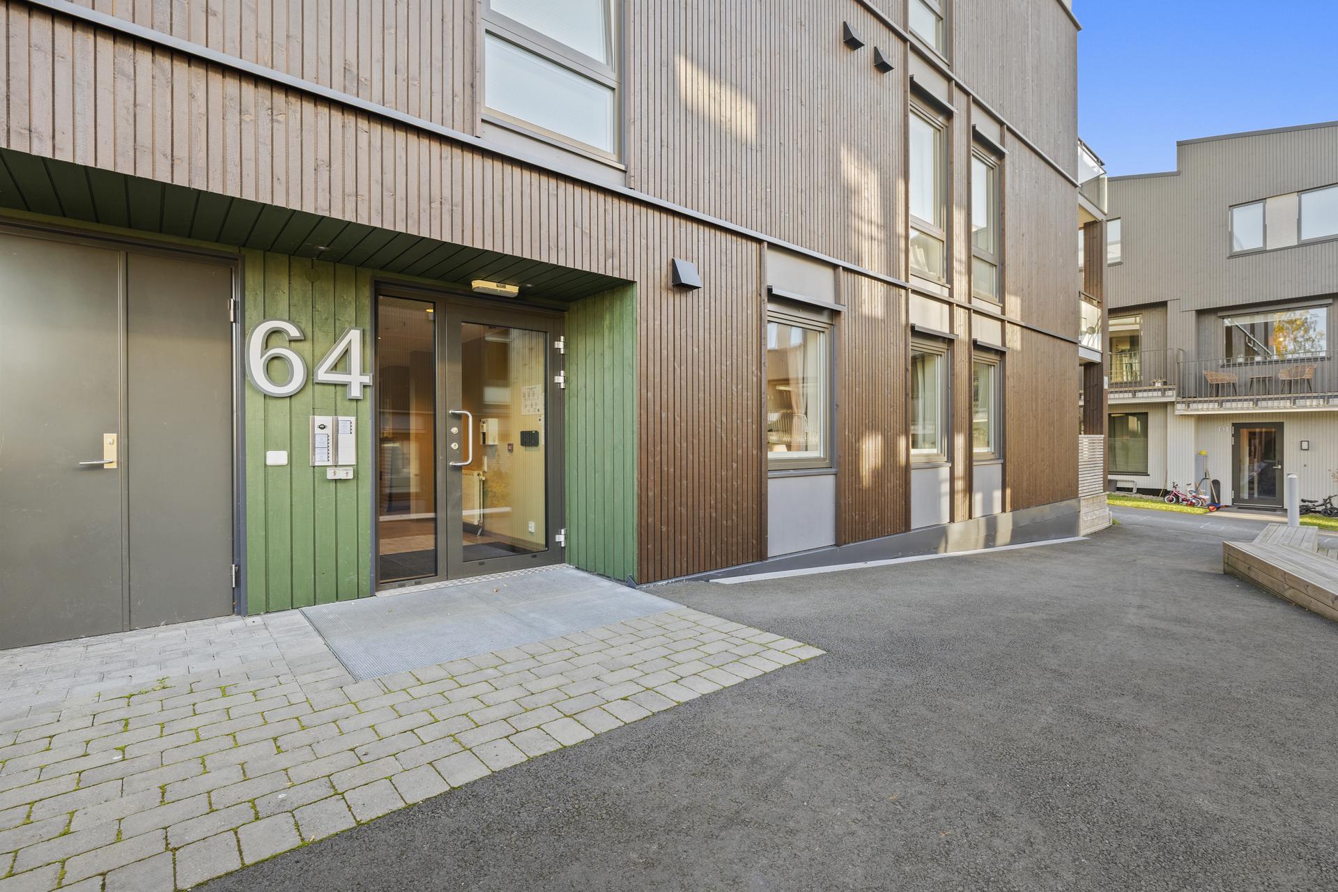Moderne selveierleilighet fra 2022 med vannbåren gulvvarme og egen markterrasse.. Bilde nummer 2 av 3