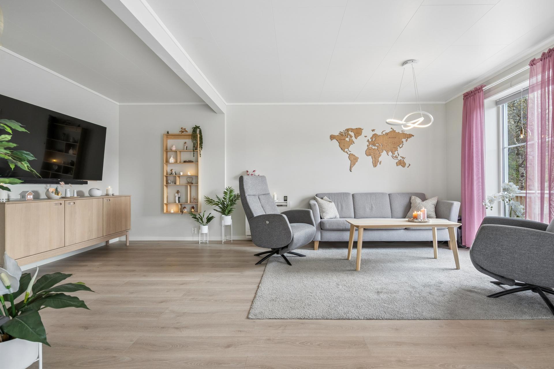 Hovedetasjen byr på en romslig stue med direkte utgang til terrassen.. Bilde nummer 3 av 3