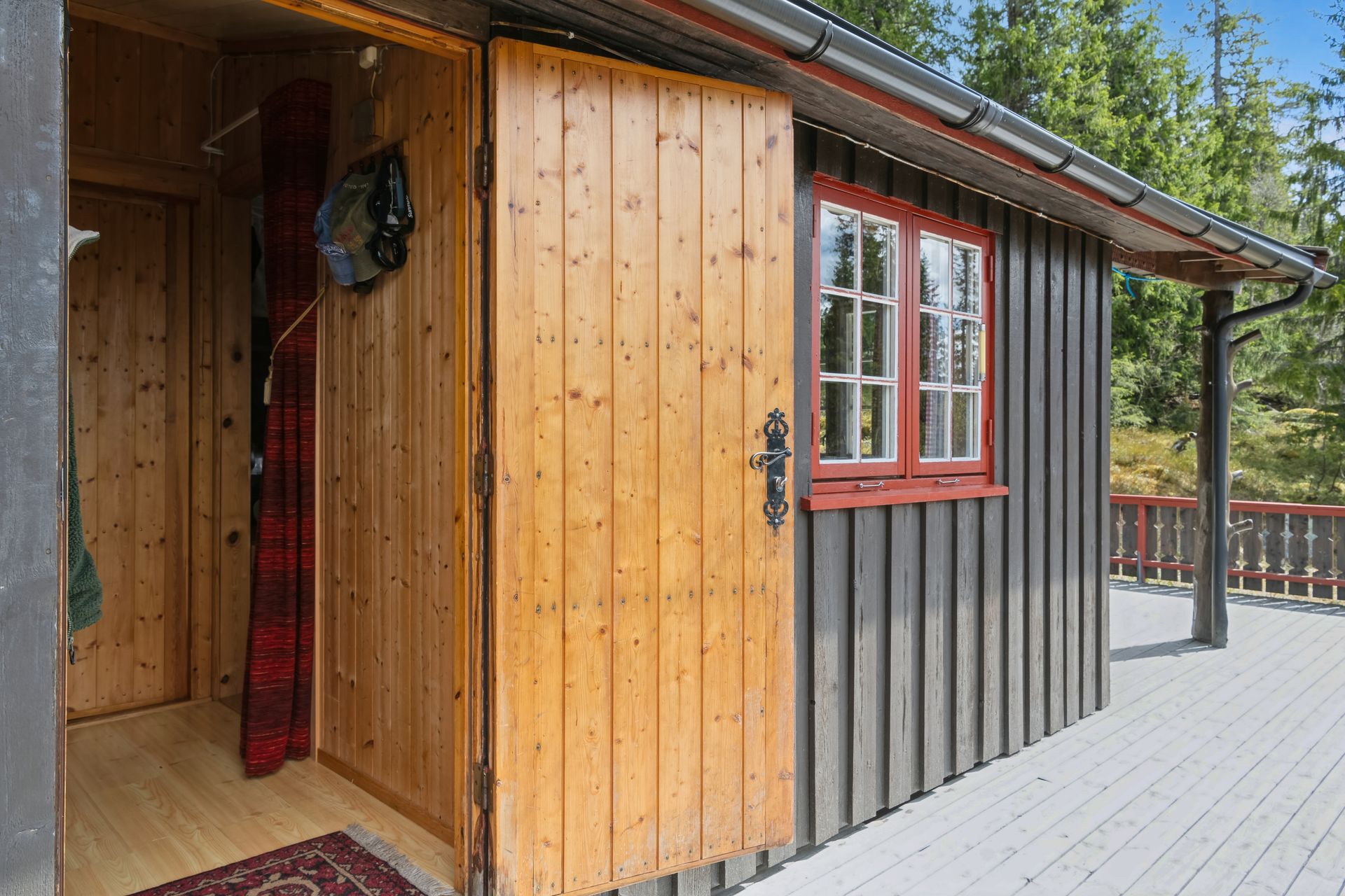 En av to entréer med tilknytning til terrasse. . Bilde nummer 2 av 3