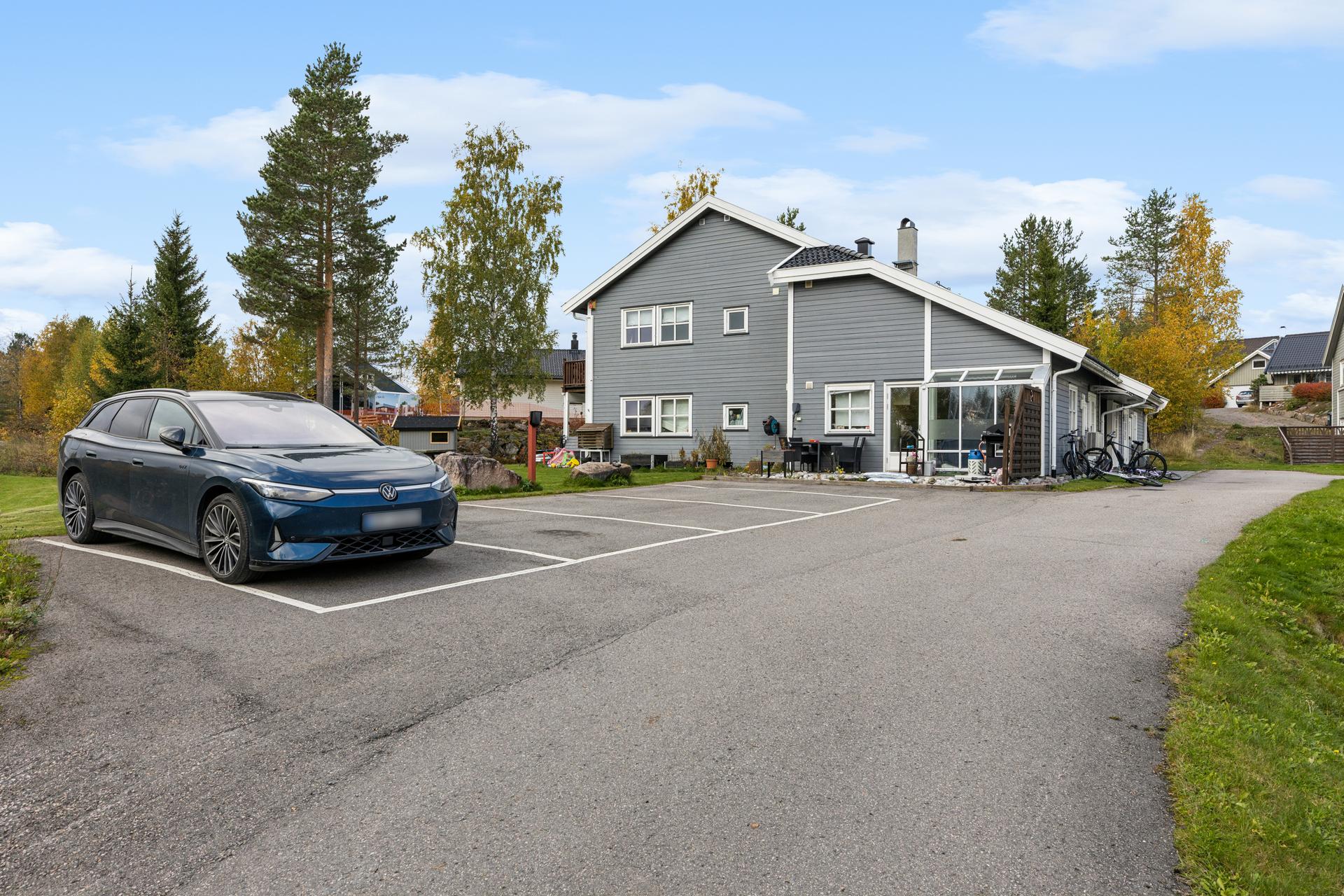 Leiligheten har egen oppmerket parkeringsplass like ved inngangspartiet. I tillegg finnes det rikelig med gjesteparkering på en stor parkeringsplass rett bortenfor. Bilde nummer 3 av 3