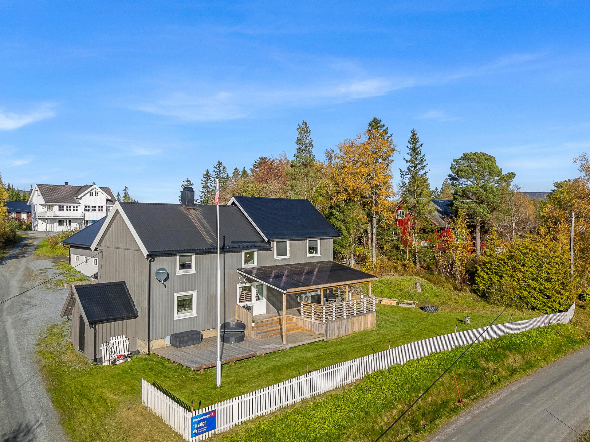 Romslig veranda som delvis er takoverbygd. . Bilde nummer 2 av 3
