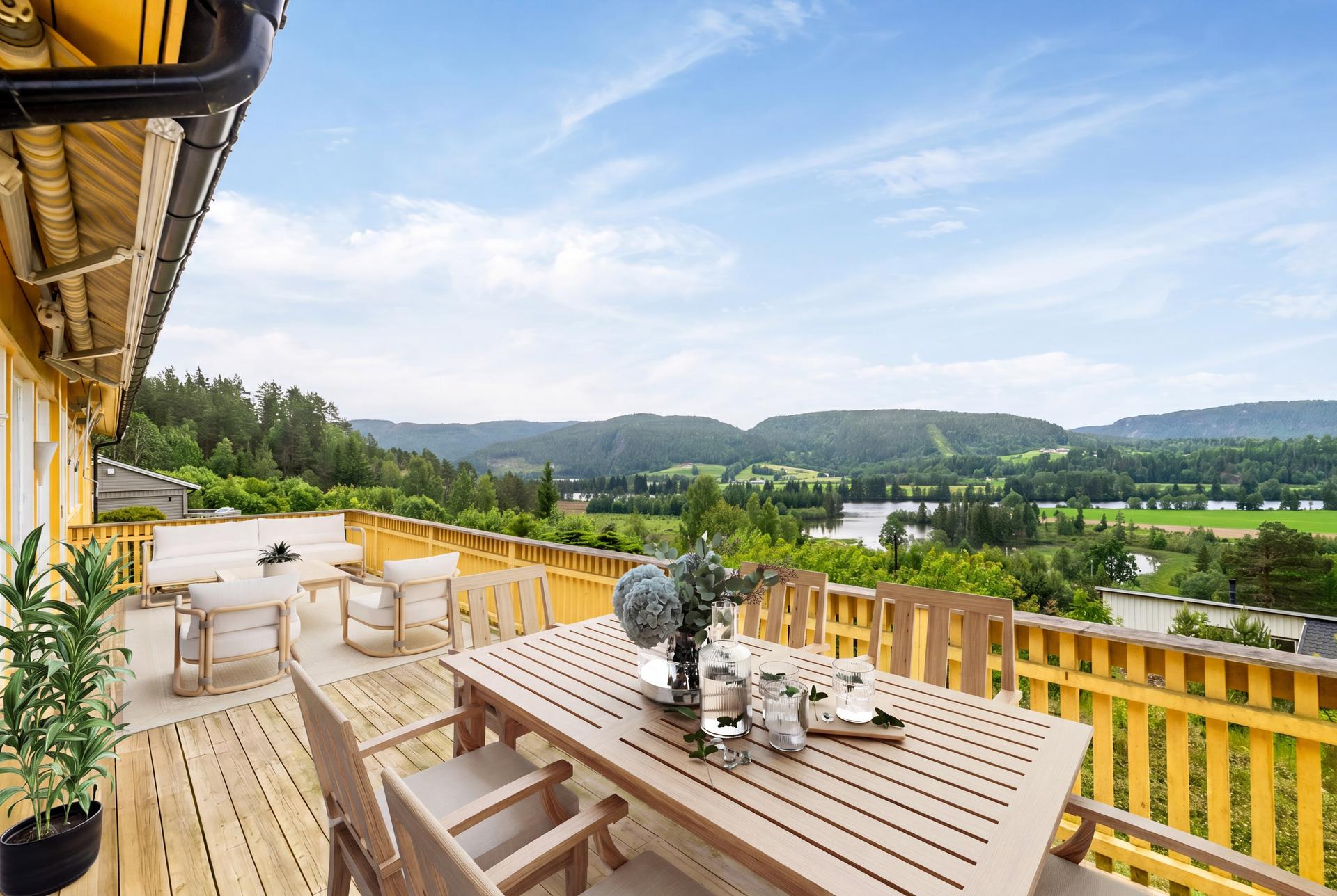 Enebolig m/ moderniseringsbehov og flott utsikt | Praktisk planløsning på ett plan | Stor terrasse og eiertomt | Carport - Bildet har digital styling og er kun en illustrasjon. . Bilde nummer 2 av 3