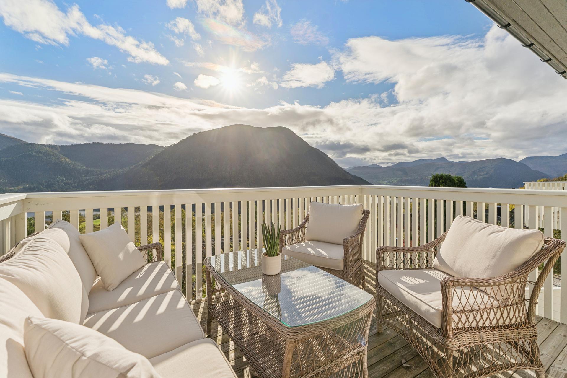 - Tomannsboligen ble oppført i 2019 og holder en høy standard og har en fantastisk utsikt fra både veranda og terrasse -. Bilde nummer 2 av 3