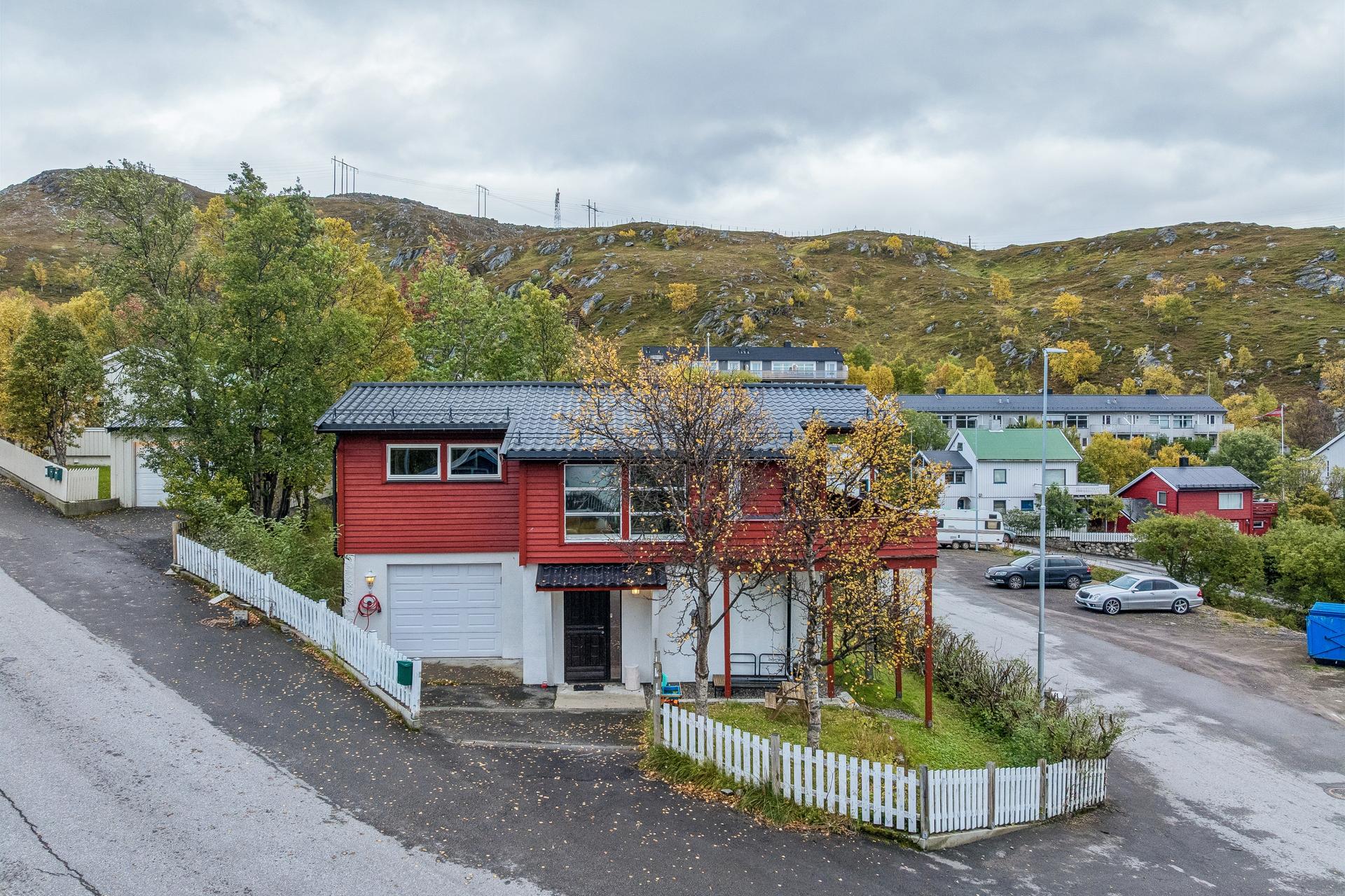 Boligen har asfaltert adkomst og integrert garasje i underetasjen.. Bilde nummer 2 av 3