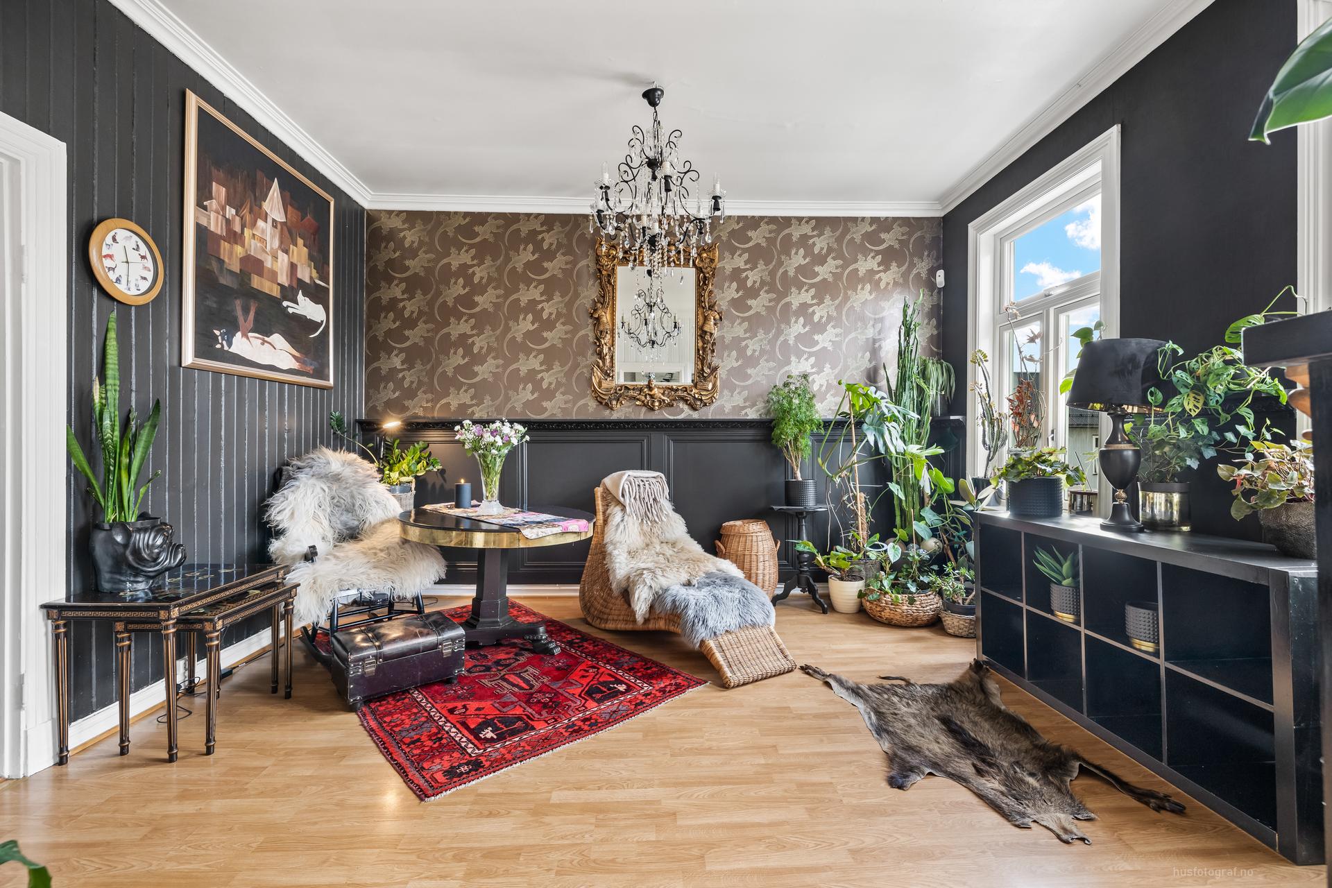 Romslig og sentral leilighet. Bilde nummer 2 av 3
