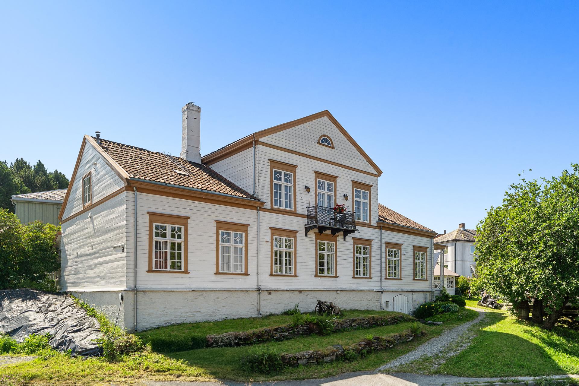 EiendomsMegler 1 v/Peder Bjørnstad har gleden av og presentere majestetiske Bakkaunet gård i Stadsing Dahls gate 54 Foto: Krokstad&Nervik . Bilde nummer 1 av 3