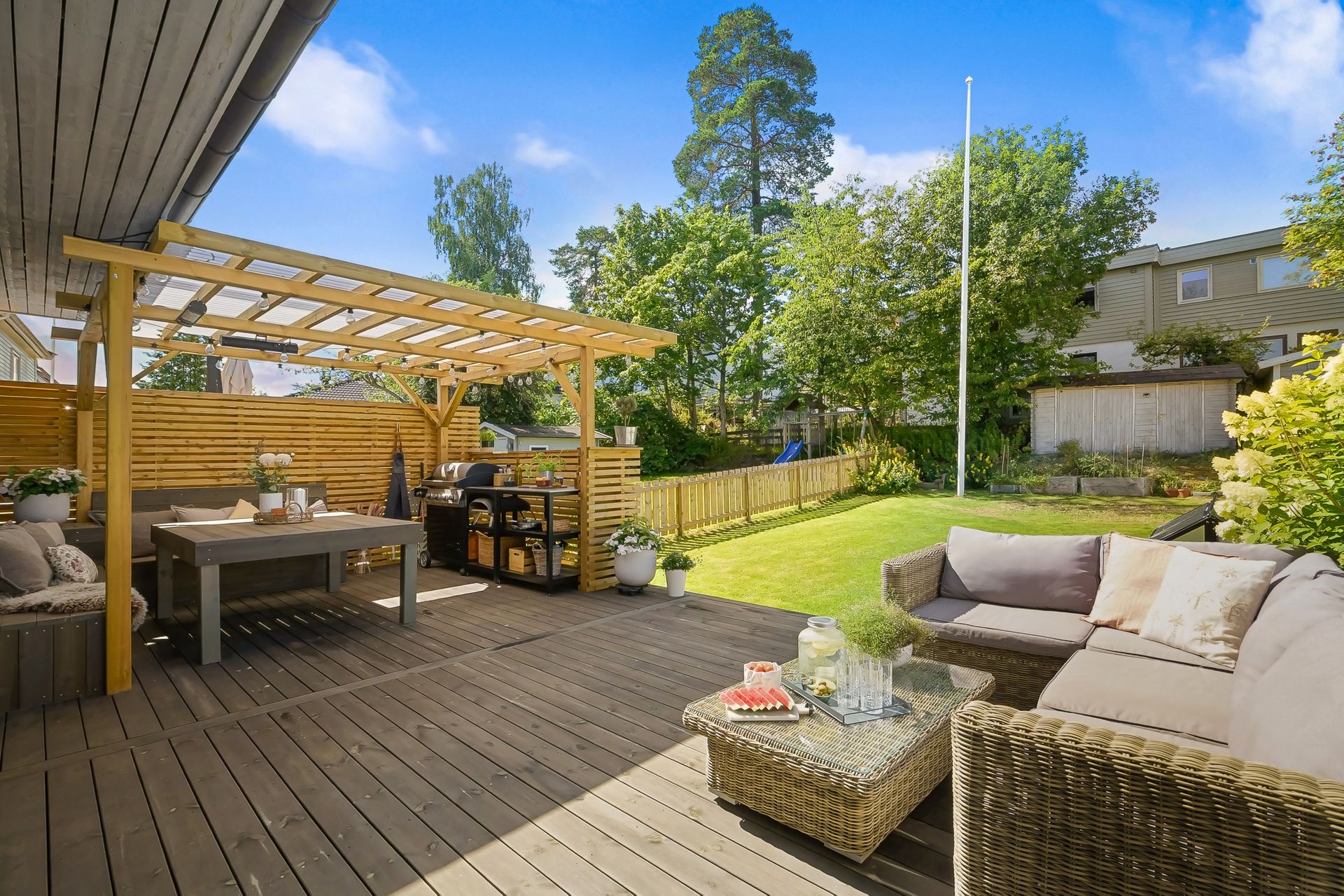 Fra terrassen har man full oversikt over den store, private hagen.. Bilde nummer 3 av 3