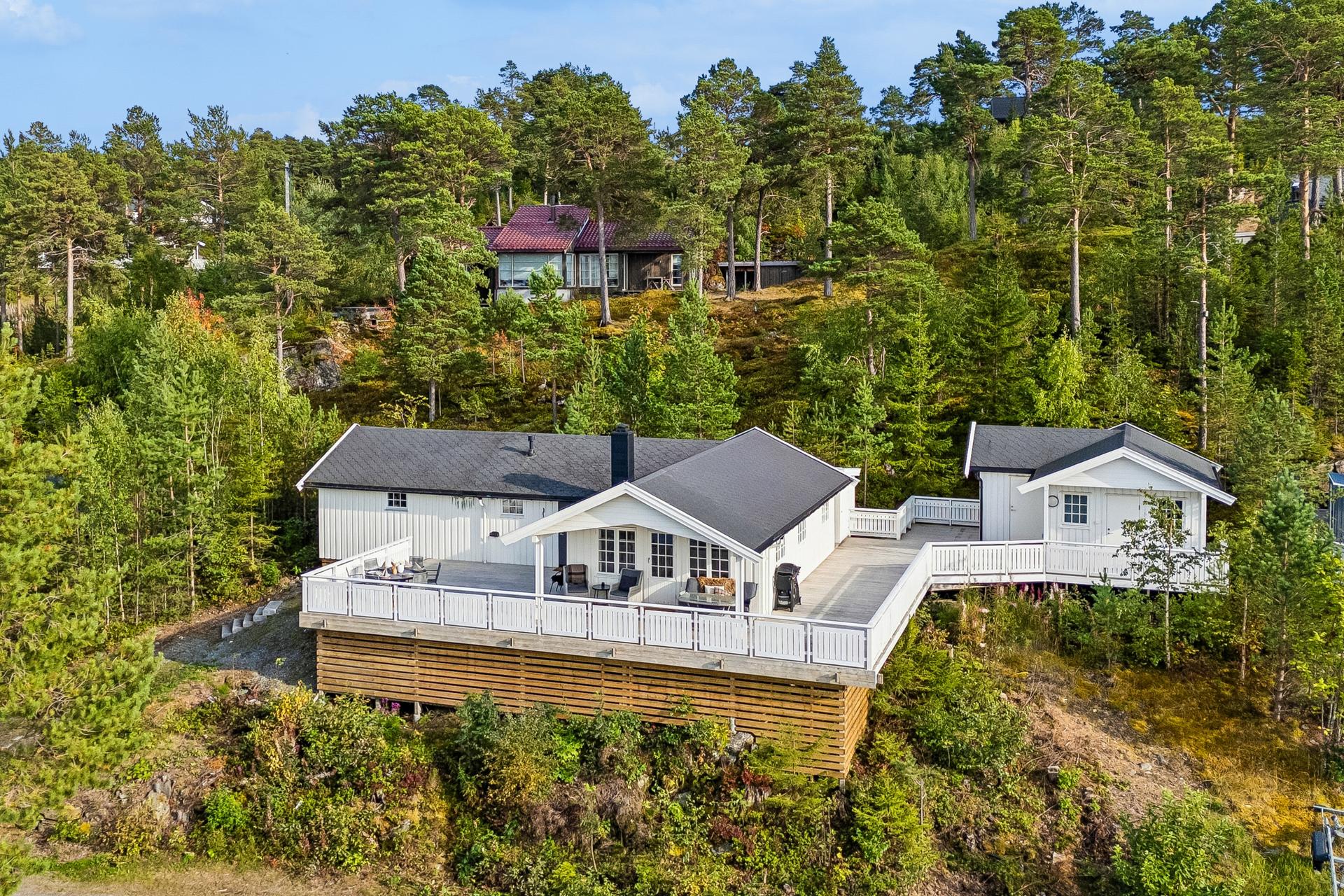 EiendomsMegler 1 ved Lise Alstad har den glede å presentere: Vigtilvegen 105. Foto: EFKT.. Bilde nummer 1 av 3