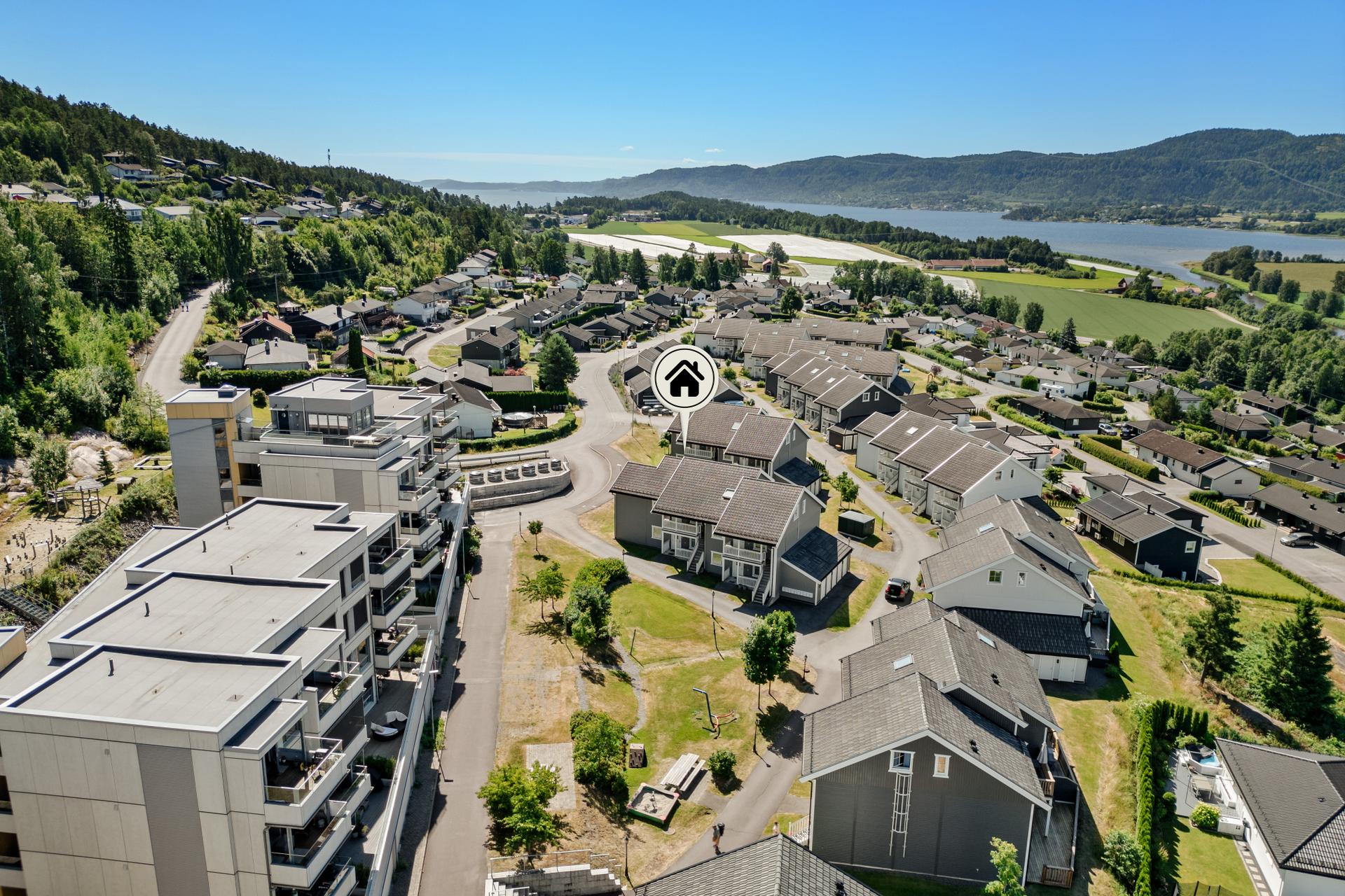 Eiendommen ligger i et etablert og barnevennlig boligområde.. Bilde nummer 2 av 3