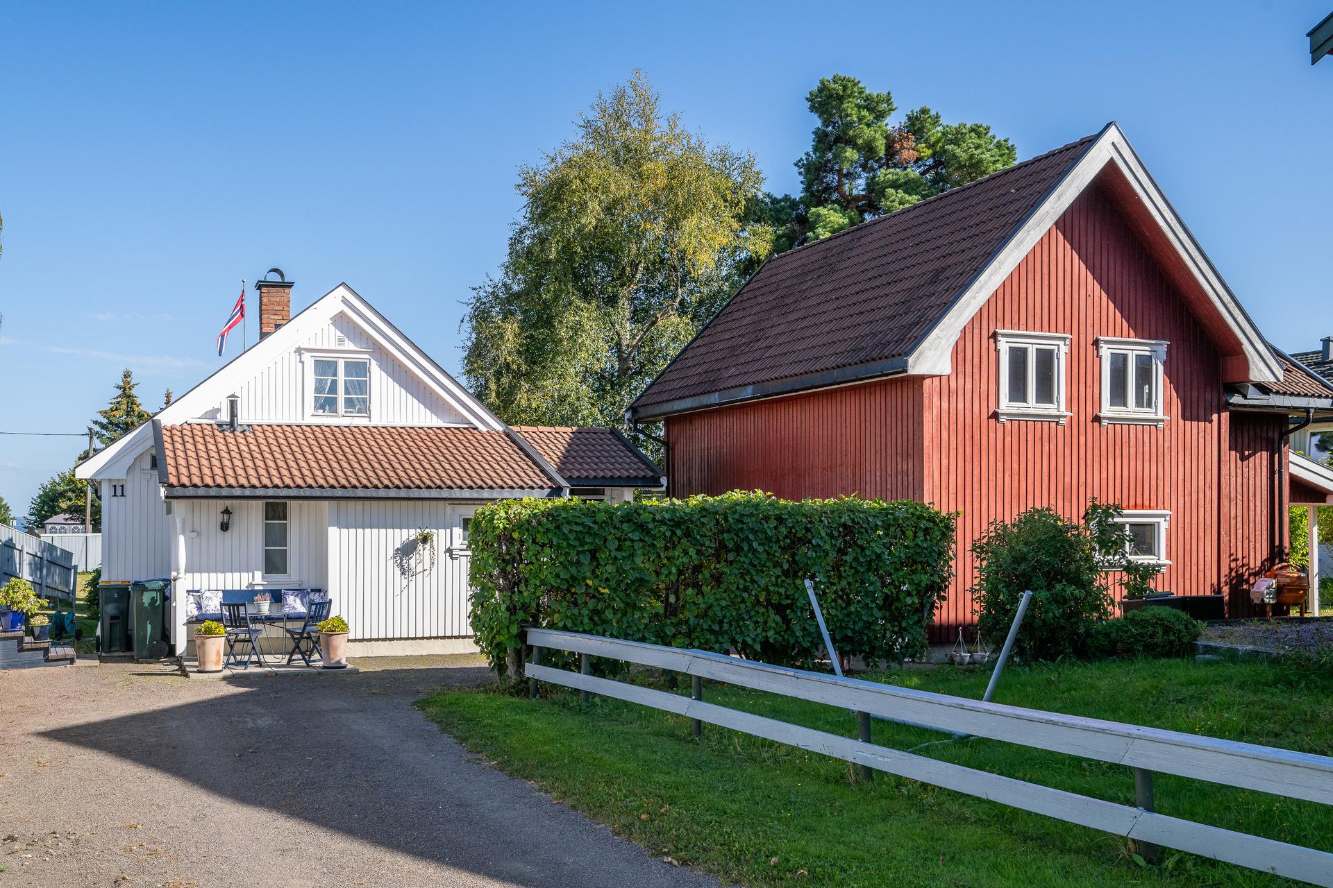 Enebolig med historisk forankring, stor tomt og et romslig, frittstående garasjebygg.. Bilde nummer 2 av 3