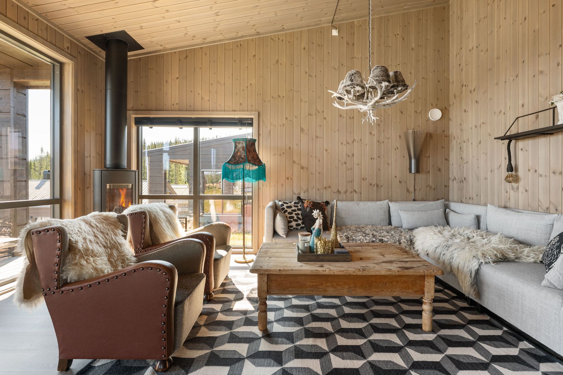 Moderne fritidsbolig fra 2018. Stuen har peisovn for ekstra varme og hygge.. Bilde nummer 3 av 3