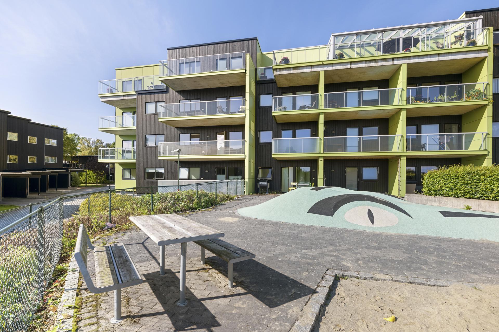 Det er parkering i u.etg og heis opp til leilighetsnivå. Bilde nummer 3 av 3