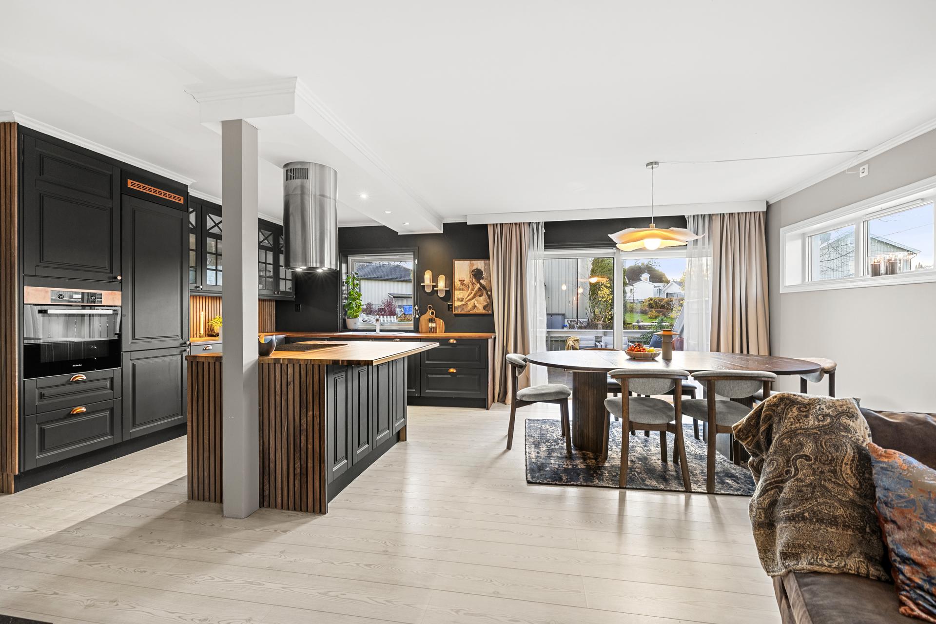 Dette er en flott og innbydende leilighet over to plan, med et tilbygg fra 2010 som gir boligen et romslig bruksareal på hele 145 m².. Bilde nummer 2 av 3