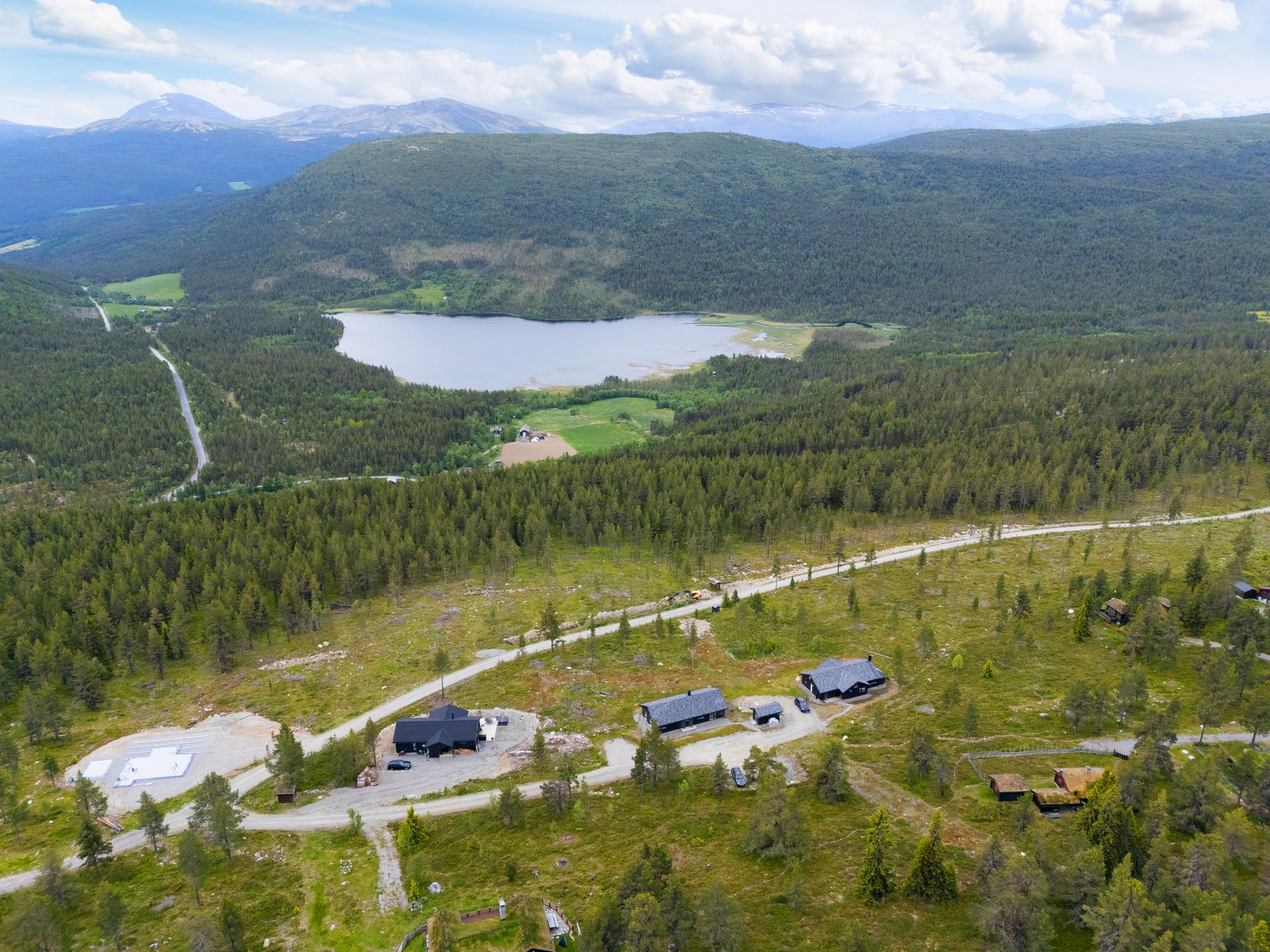 Spektakulær beliggenhet med naturskjønn utsikt. Dette er et perfekt område for friluftsentusiaster som søker ro og harmoni.. Bilde nummer 3 av 3