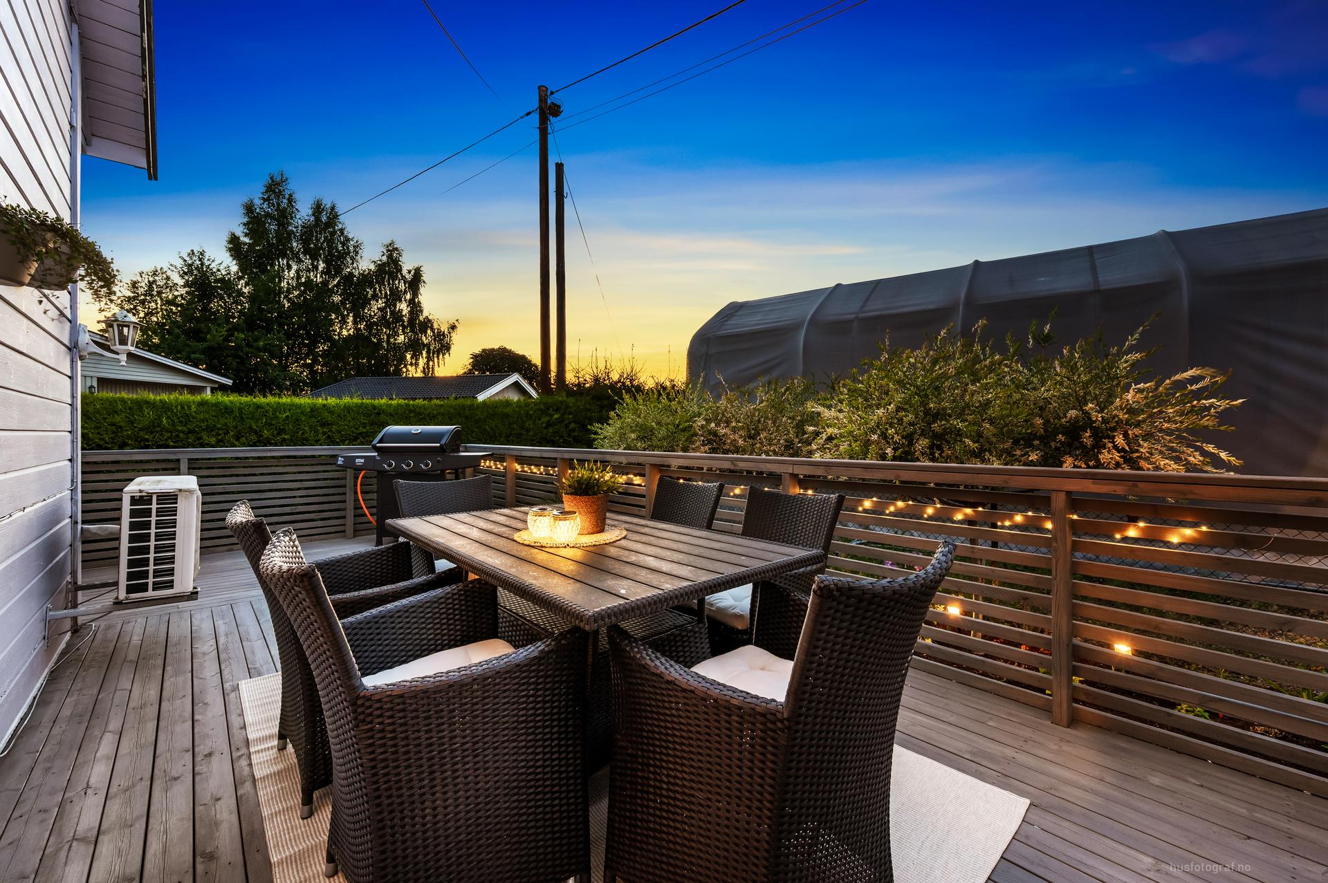 Fra stuen er det direkte utgang til en stor terrasse på ca. 32 m².. Bilde nummer 3 av 3