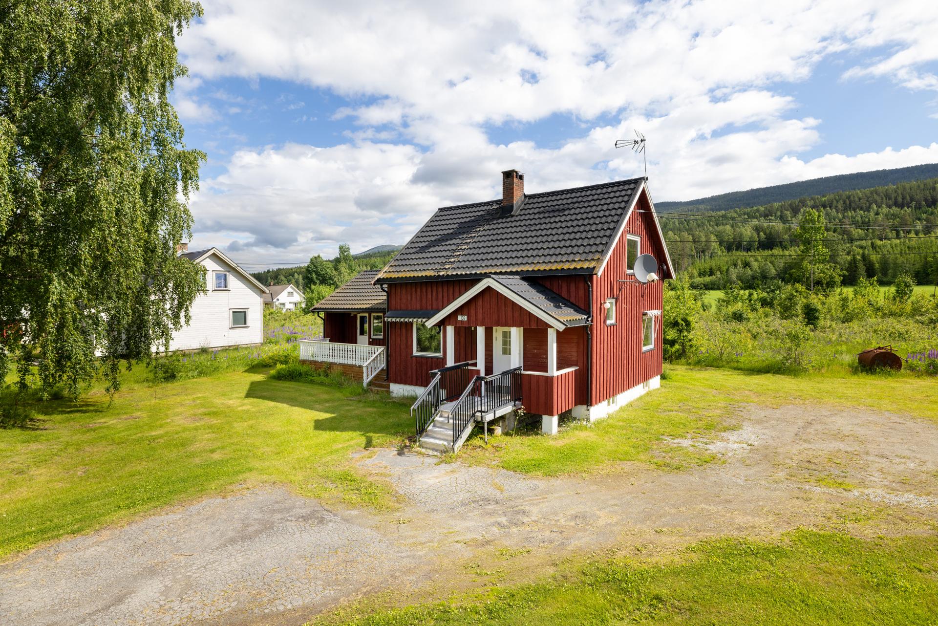 Eiendommen byr på en stor, flat tomt på ca. 1,6 mål med gode muligheter.. Bilde nummer 2 av 3