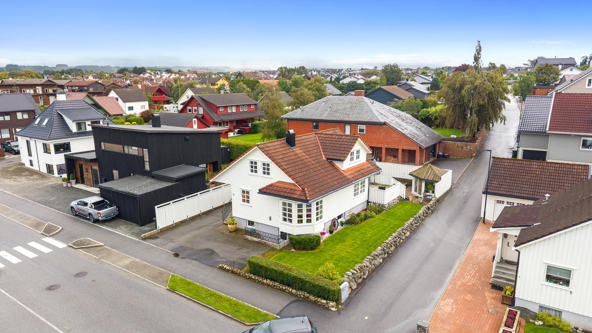 Eiendommen har en flat og lettstelt tomt med velstelt plen.. Bilde nummer 2 av 3