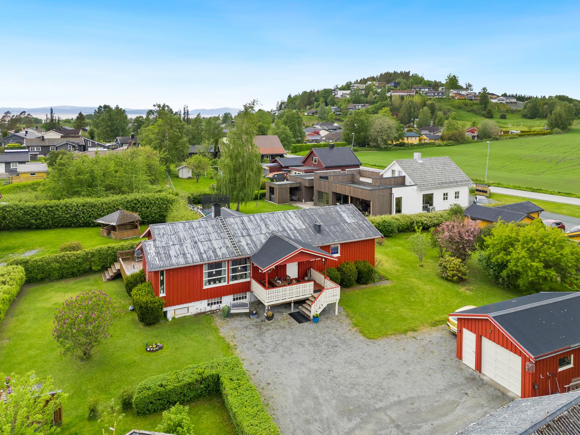 Romslig tomt! eiendommen ligger på enden av en blindvei. . Bilde nummer 1 av 3