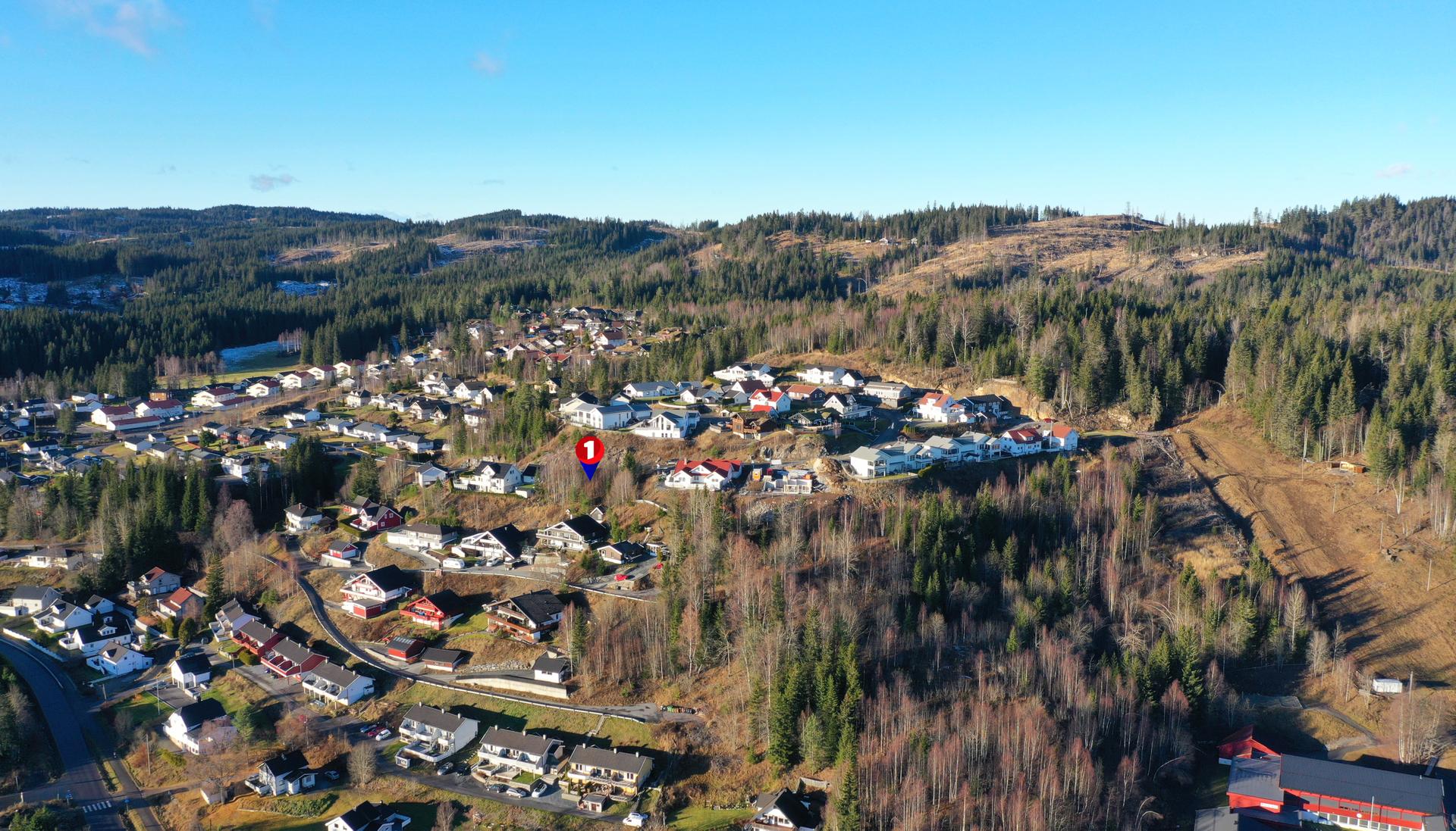 Tomten ligger høyt i terrenget på nesten ferdig utbygget tomtefelt på Grua - feltet oppleves som populært, trygt og barnevennlig. Bilde nummer 2 av 3