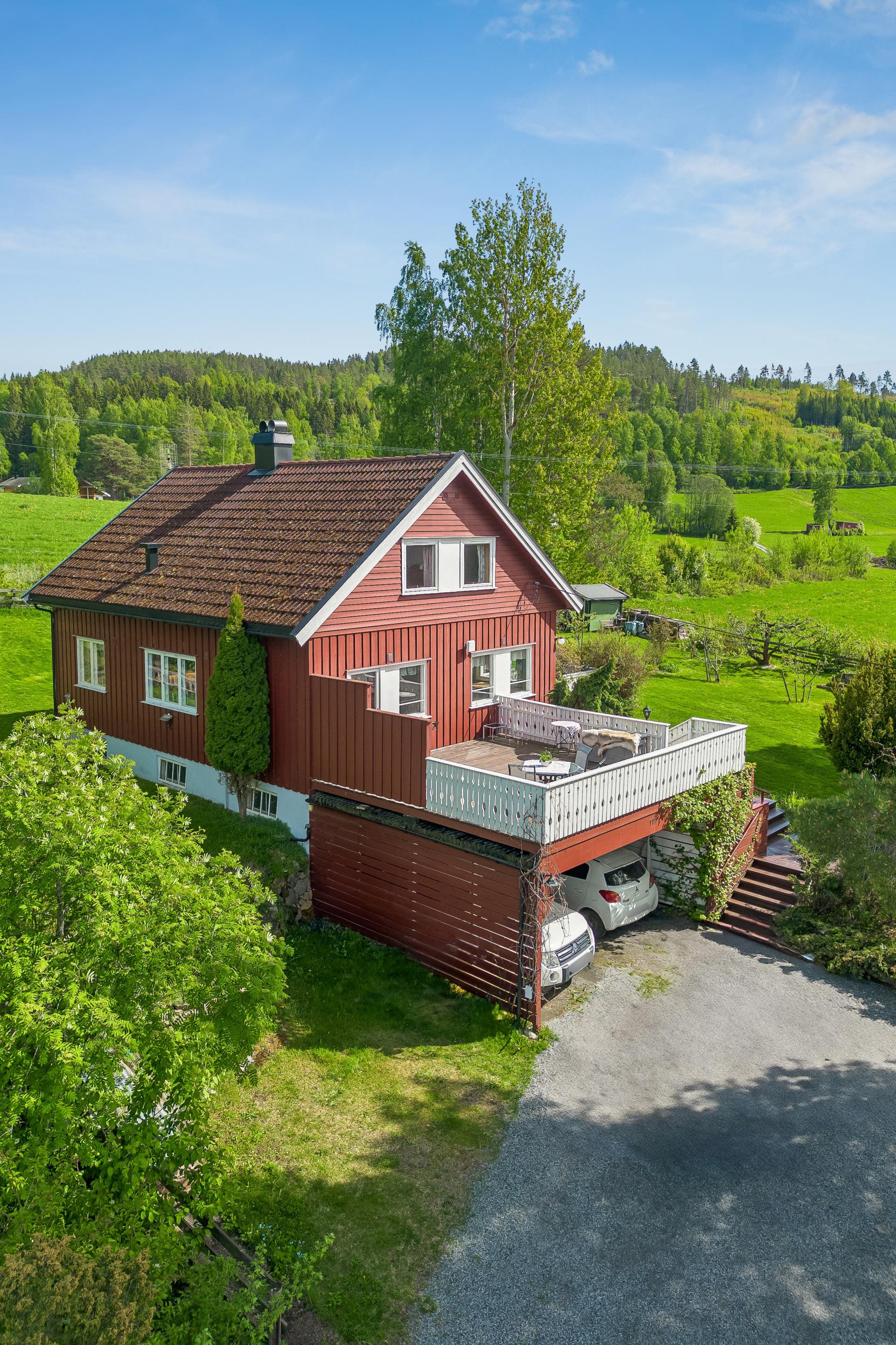 Praktisk carport bygget i 1999 med en stor terrasse på taket.. Bilde nummer 2 av 3