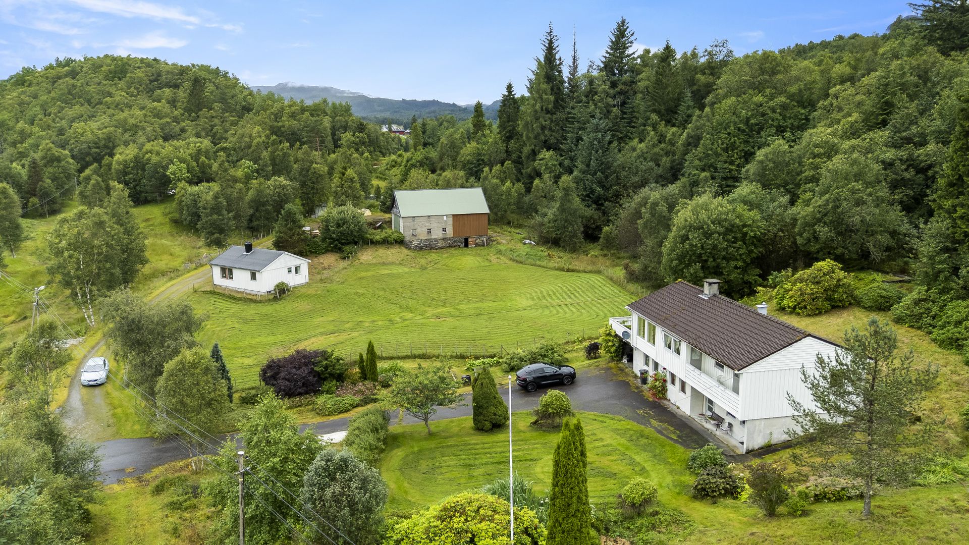 Velkommen til Lølandsvegen 188 v/EiendomsMegler1 - foto levert av Photoevent. Bilde nummer 1 av 3
