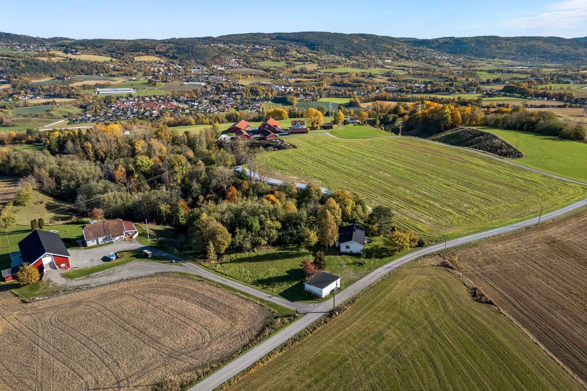 Tomten er bebygd med enebolig, frittstående dobbelgarasje og et eldre stabbur.. Bilde nummer 3 av 3