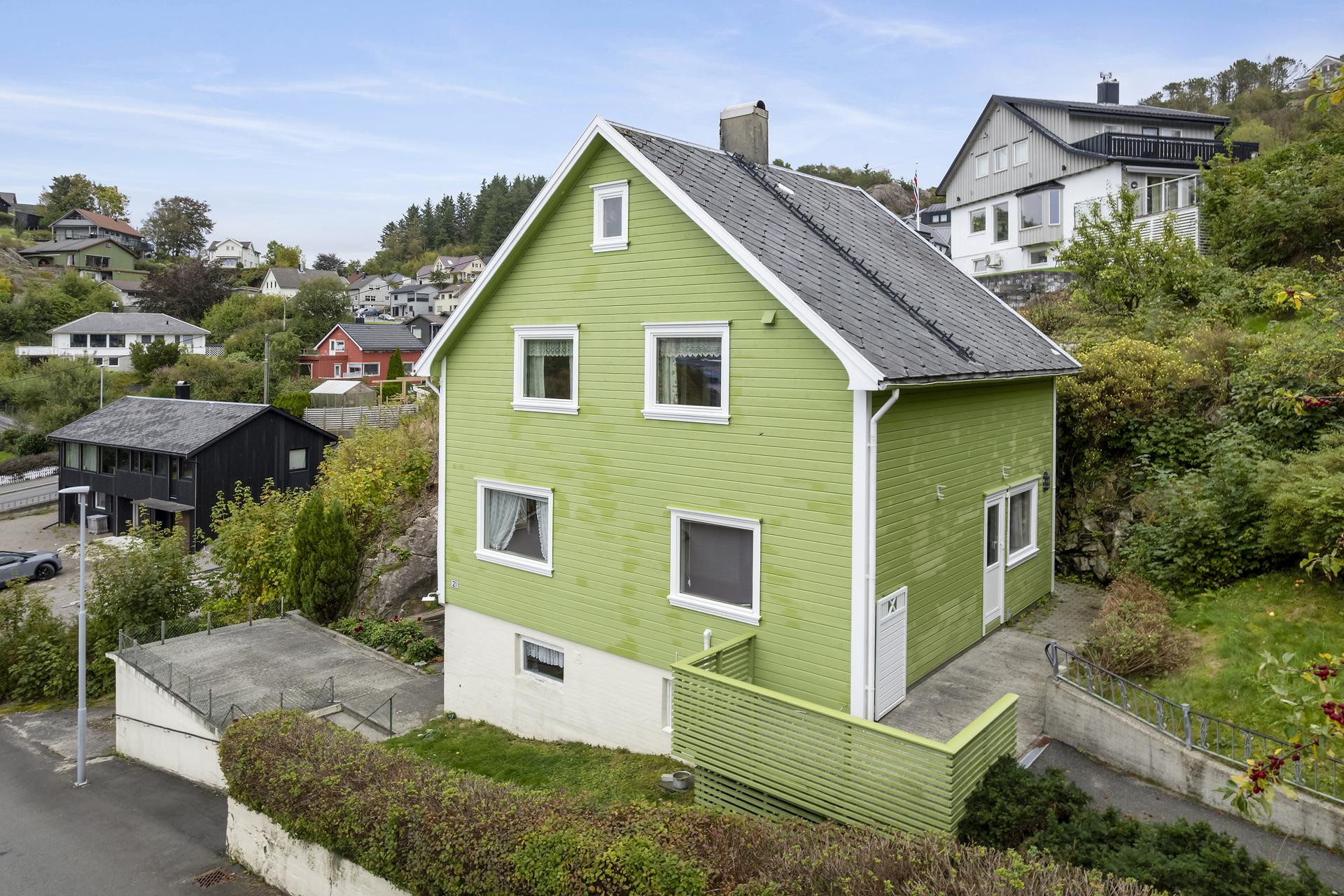Enebolig over tre etasjer, loft og garasje.. Bilde nummer 2 av 3