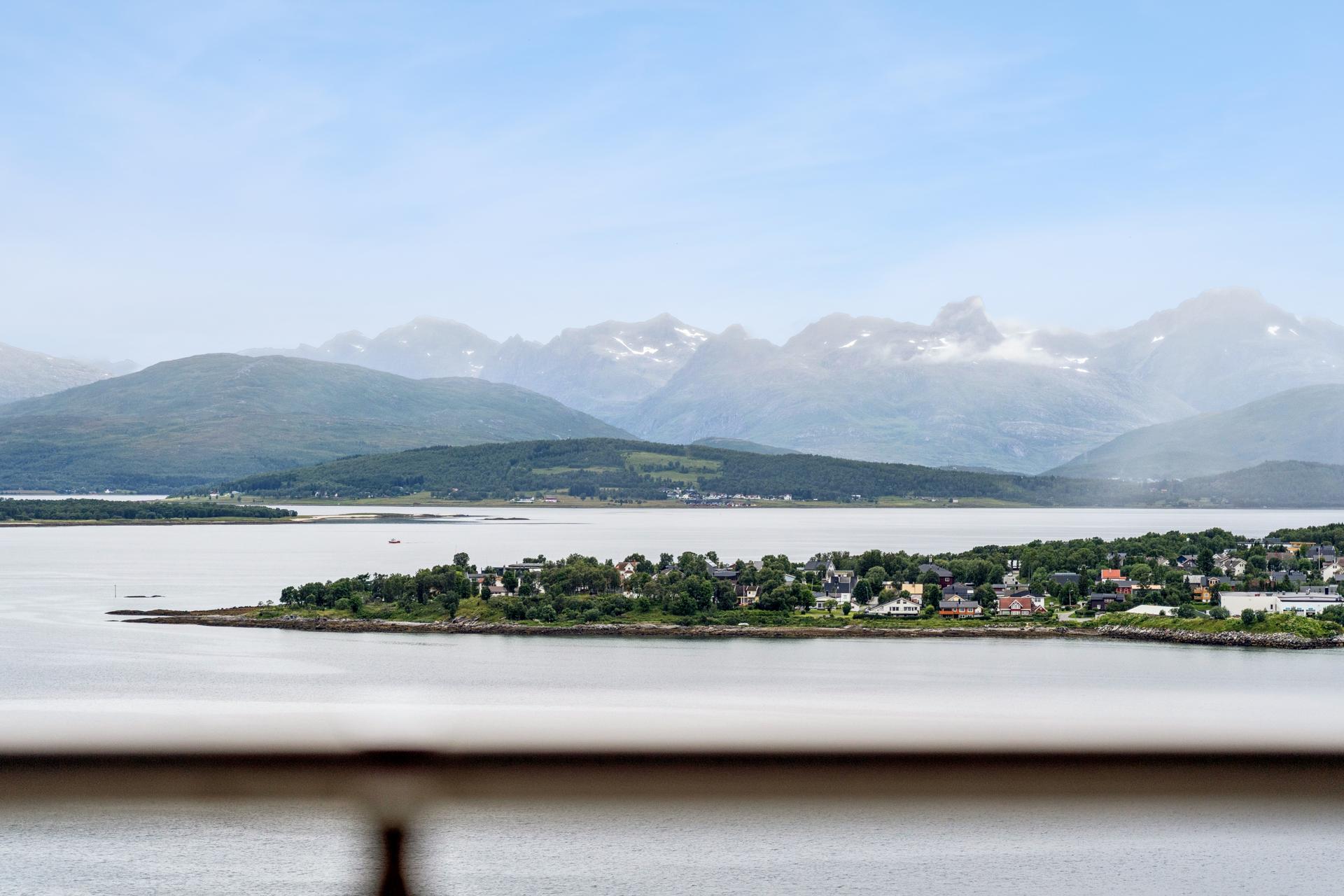 Fra leiligheten er det flott utsikt over sundet og fjellene.. Bilde nummer 3 av 3