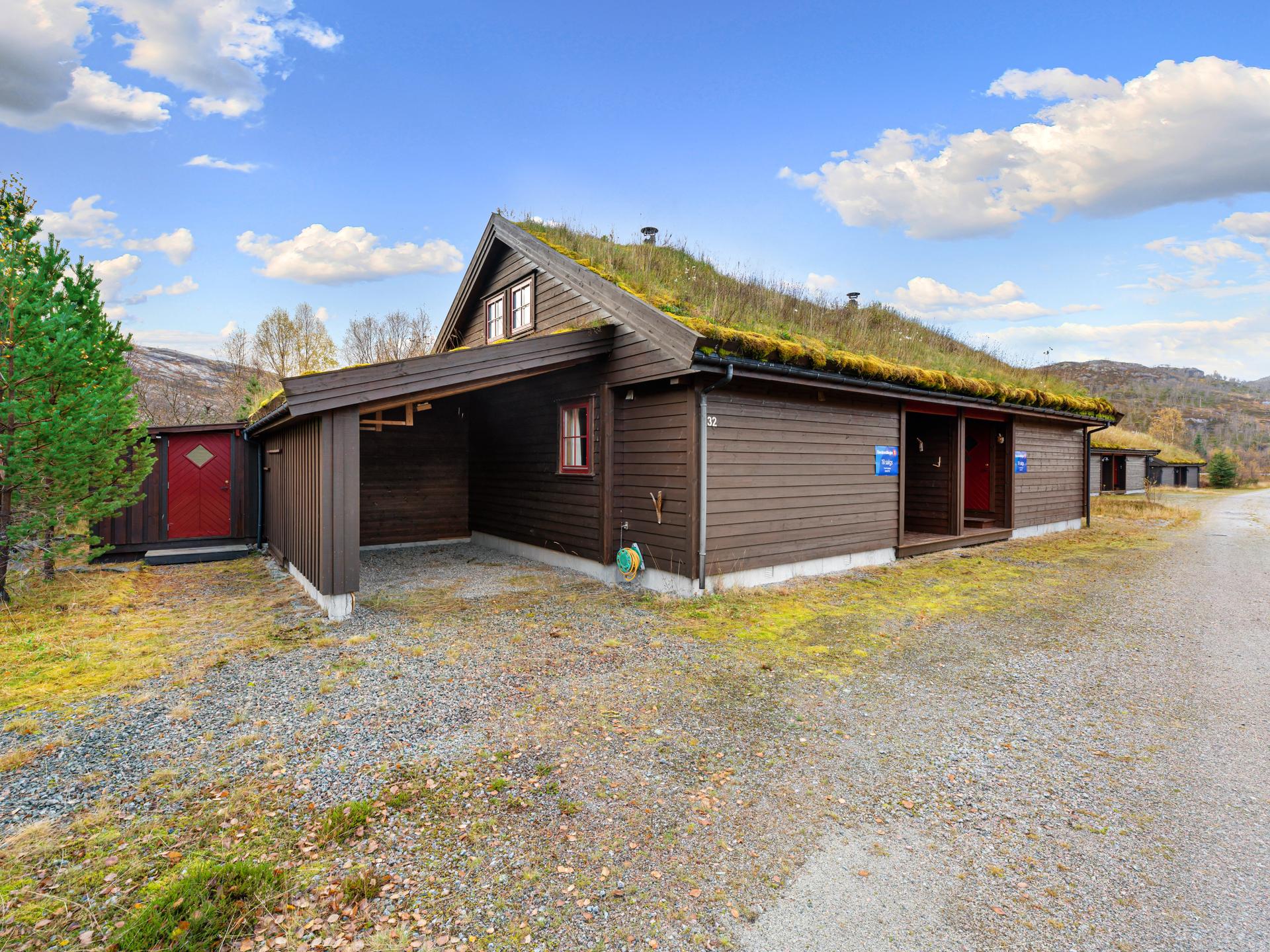 Parkering i tilhørende carport og gruset oppstillingsplass. Nabohytta er også til salg, venner eller storfamilie interessert? . Bilde nummer 2 av 3