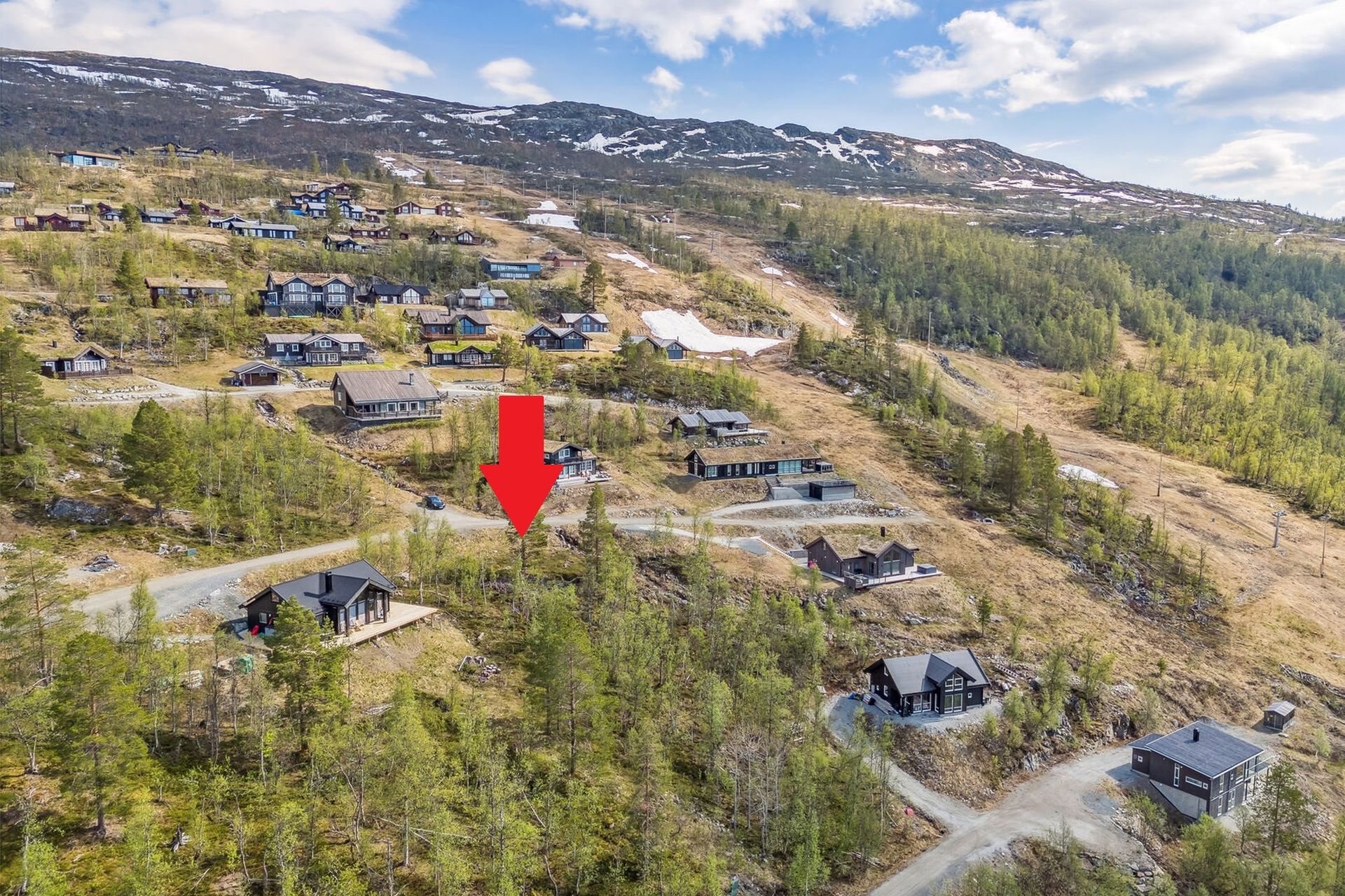 Velkommen til Skogsbærveien 26! Tomten ligger nesten helt innerst i veien og det er ski out/inn. Nydelig utsikt tomt. - Foto: EFKT. Bilde nummer 1 av 3