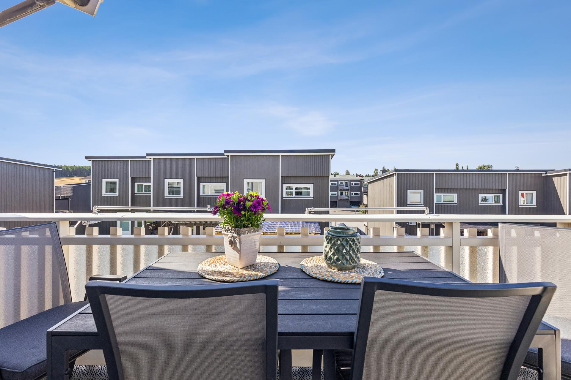 Fra stuen er det utgang til en vestvendt balkong på 9 m² med plass til sittegruppe.. Bilde nummer 3 av 3