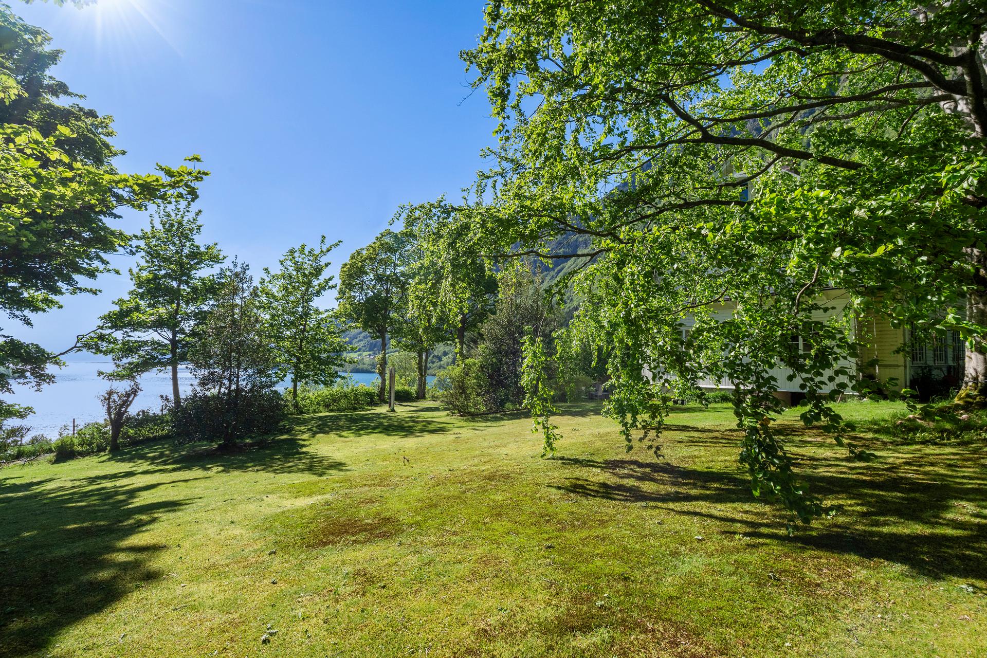 Eigedomen ligg på ei usjenert høgde i sentrum med panoramautsikt. Bilde nummer 2 av 3
