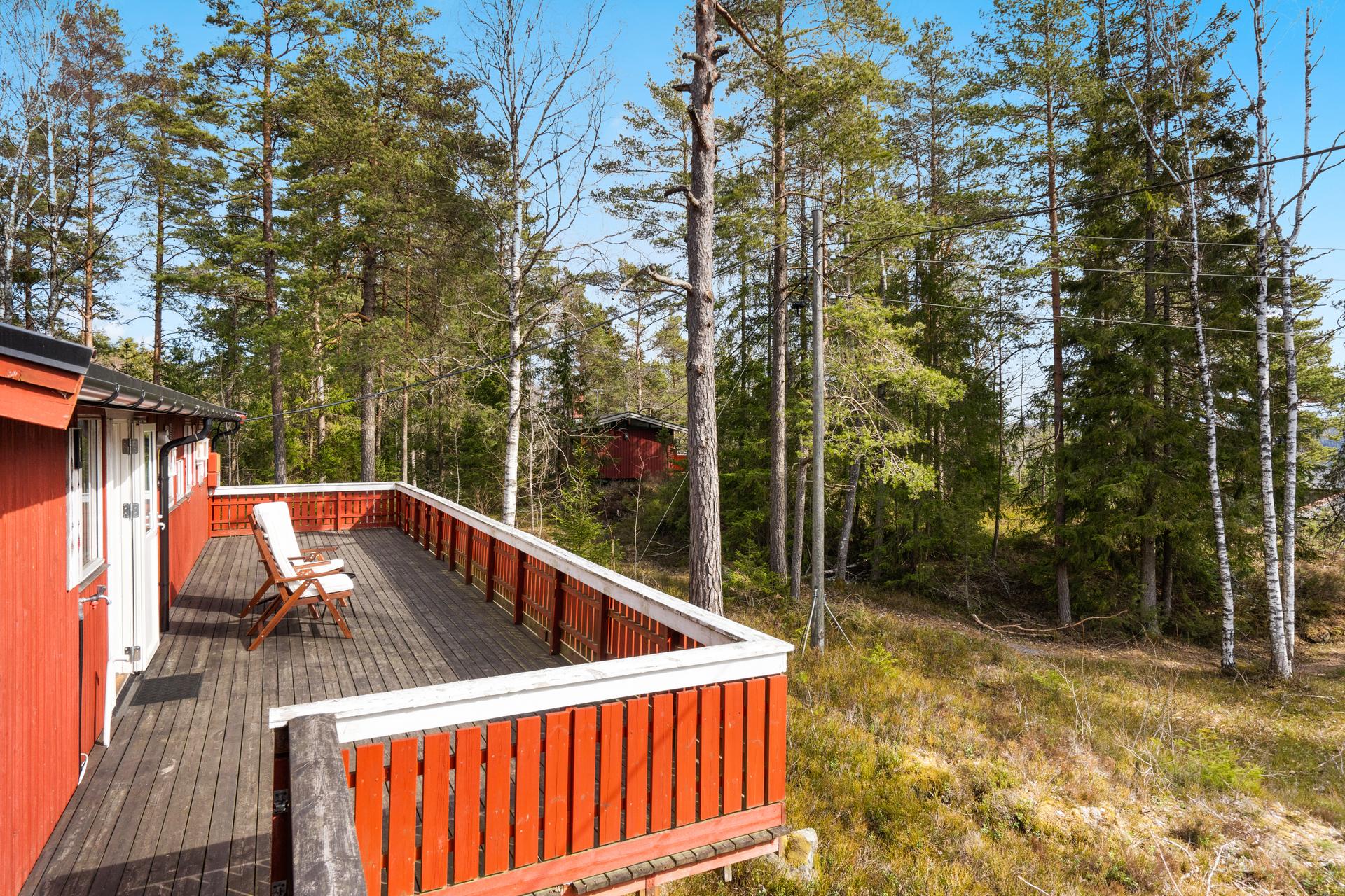 Terrasse som omkranser hytta på ca. 53 kvm. Bilde nummer 3 av 3