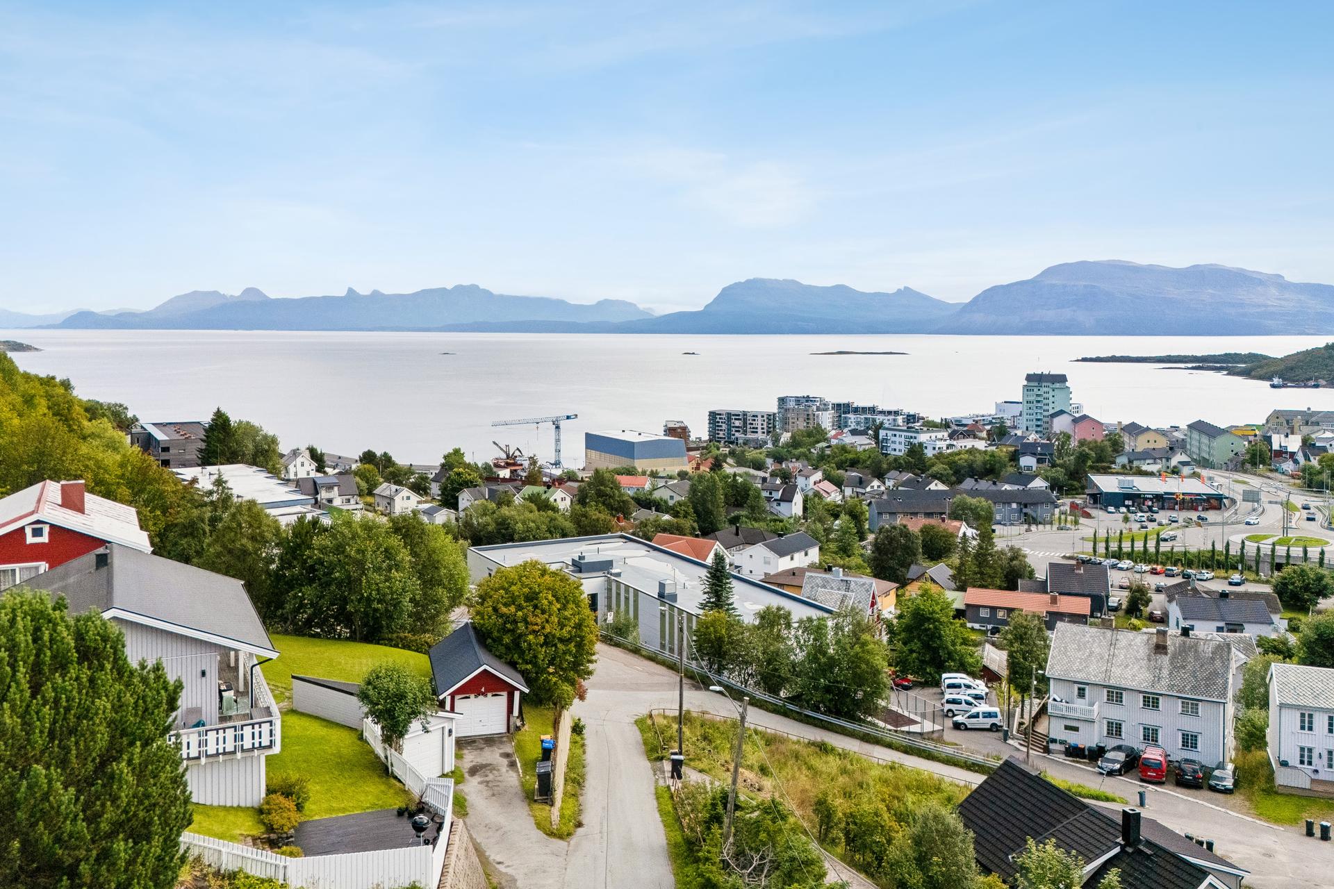Du opplever en høyt- og frittliggende beliggenhet hvor du har gangavstand til sentrum med alle fasiliteter og nærhet til fin natur. . Bilde nummer 3 av 3