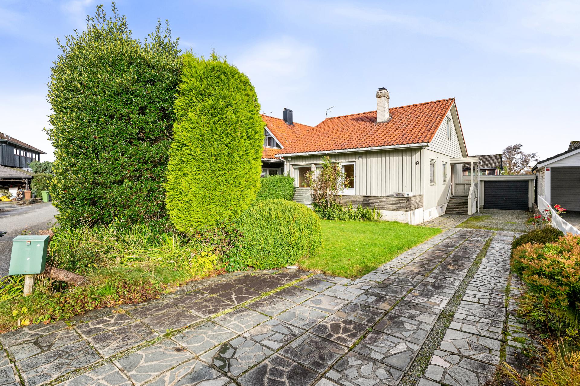 Vertikaldelt tomannsbolig over tre plan med opparbeidet hage og tilhørende garasje.. Bilde nummer 2 av 3