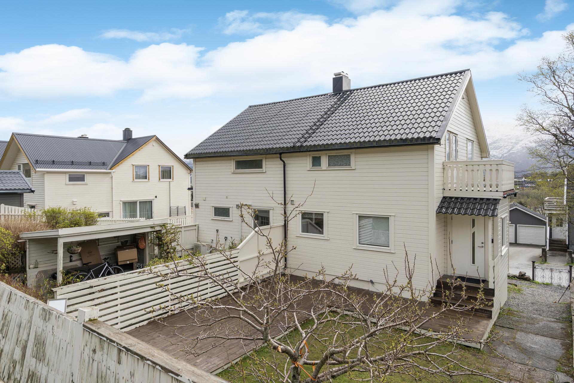 Kort gangavstand til Bjarnetjønna skole, med trygg skolevei uten kryssing av trafikkerte veier.. Bilde nummer 3 av 3
