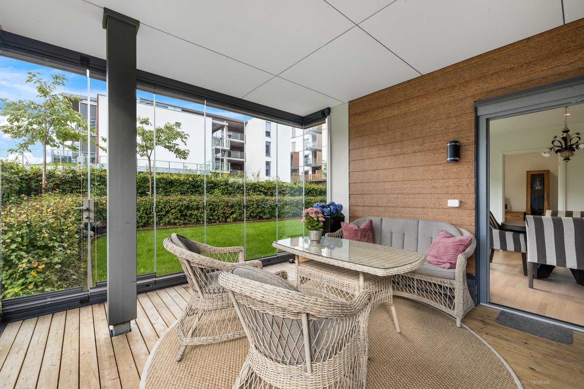 Stor inn glasset terrasse.. Bilde nummer 2 av 3