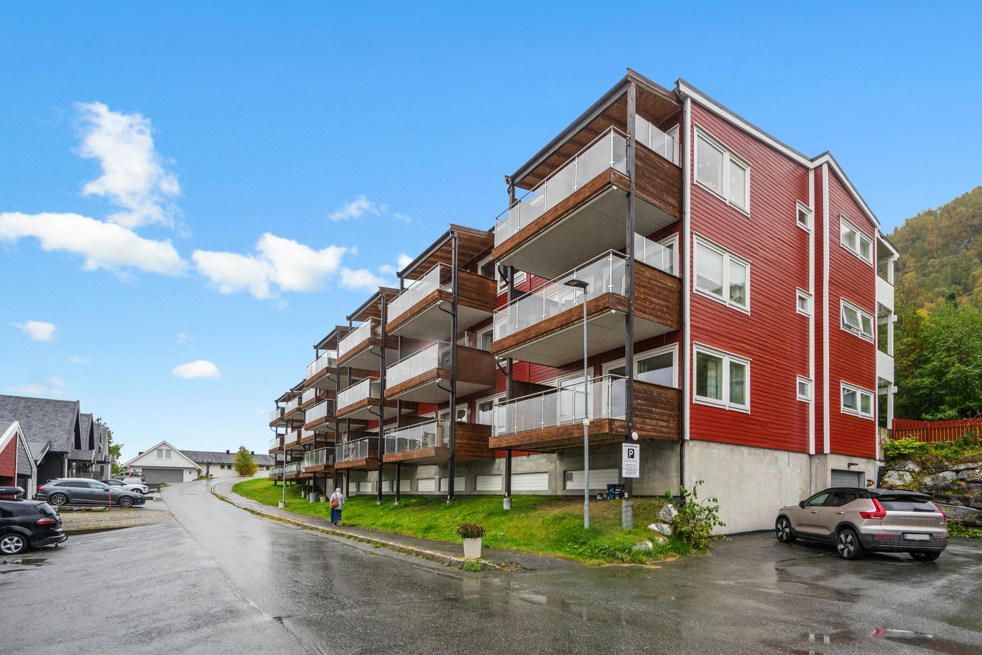 Velkommen til Kaldslettvegen 11. Romslig 3 roms leilighet med garasje. Foto: EFEKT . Bilde nummer 1 av 3