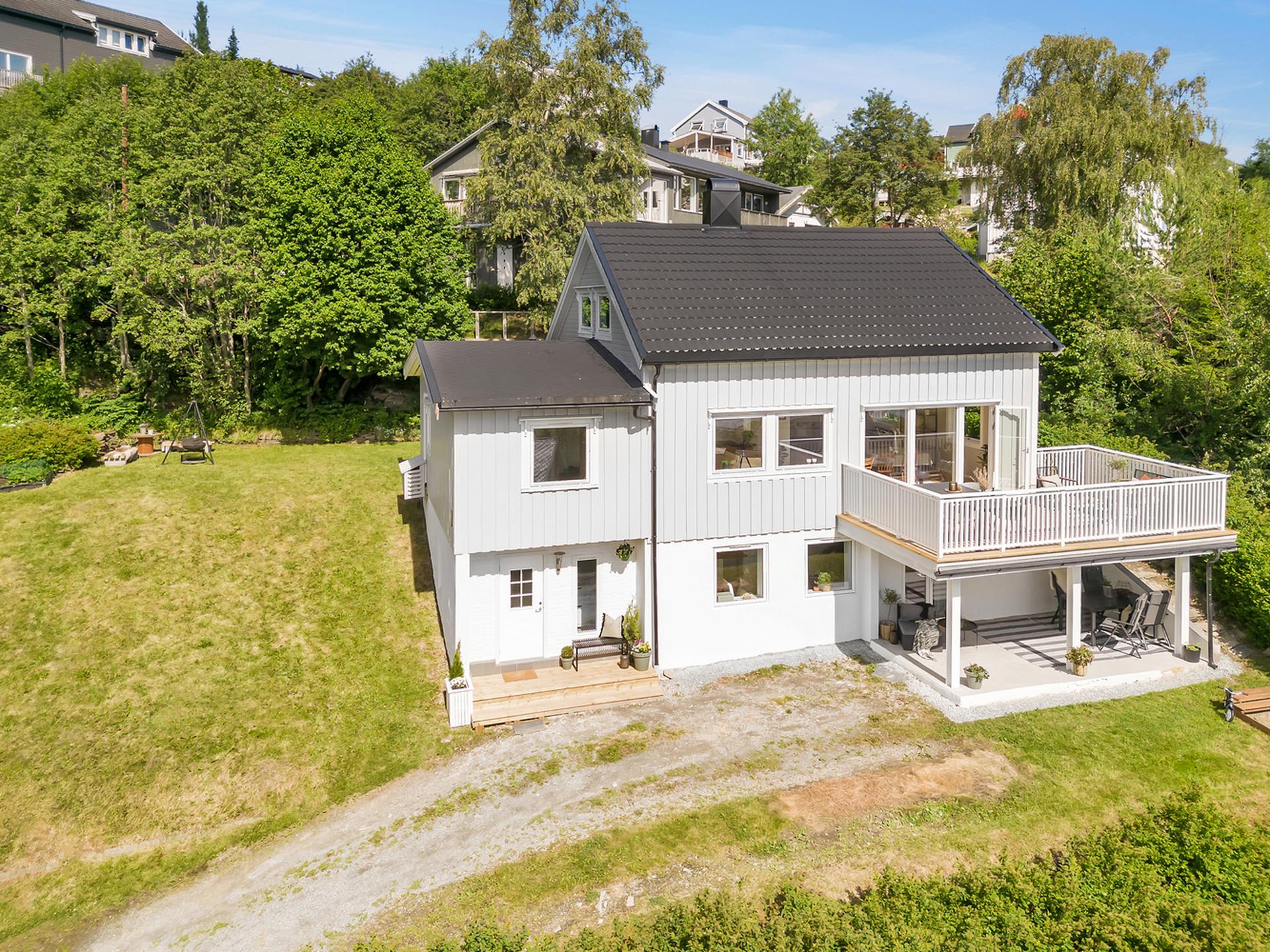 Boliger er over 3 plan, og har utleiedel i sokkel. . Bilde nummer 2 av 3