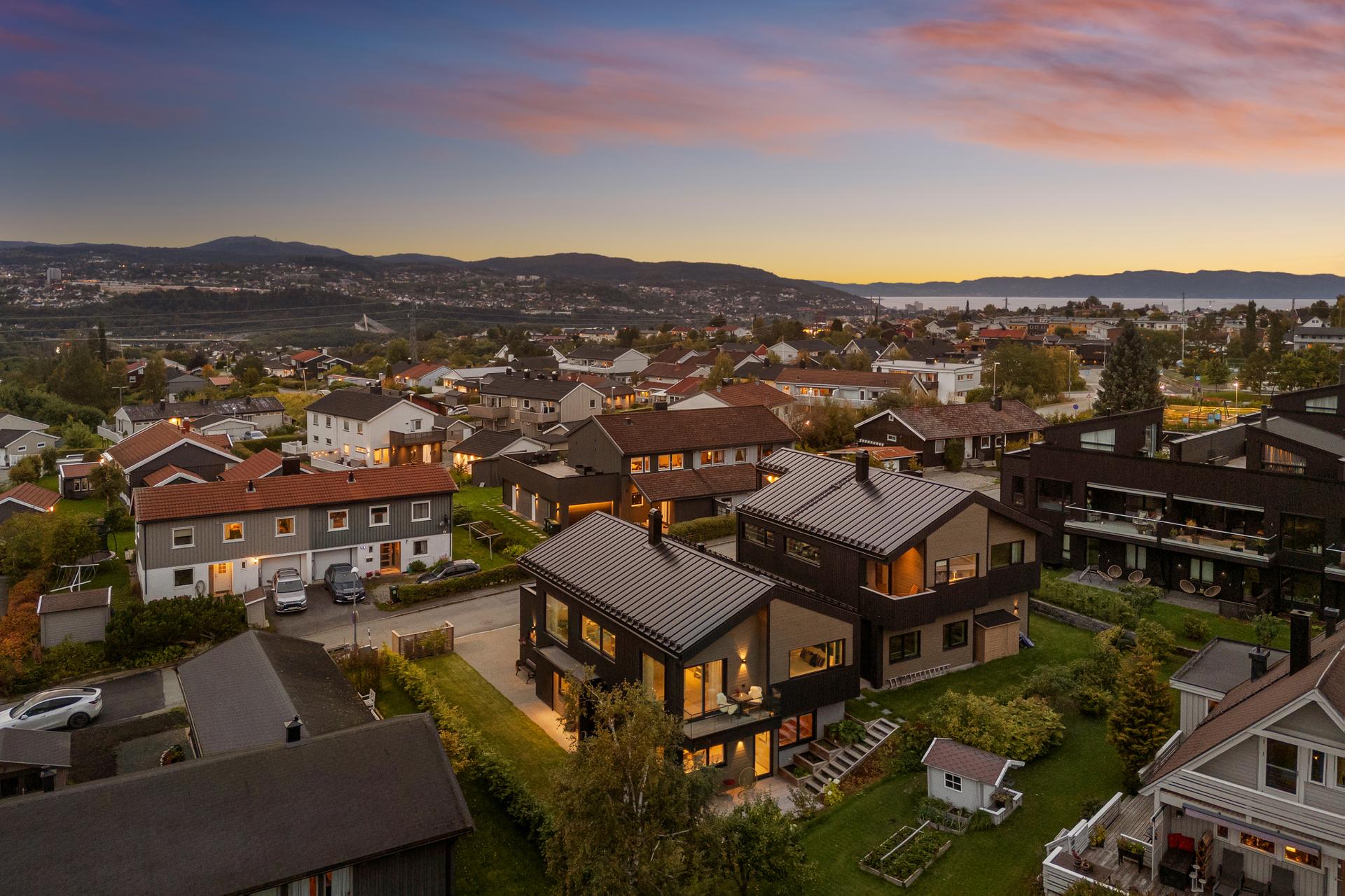 Flott arkitekttegnet enebolig hvor kvalitet, funksjonalitet og design står i sentrum. Bilde nummer 2 av 3