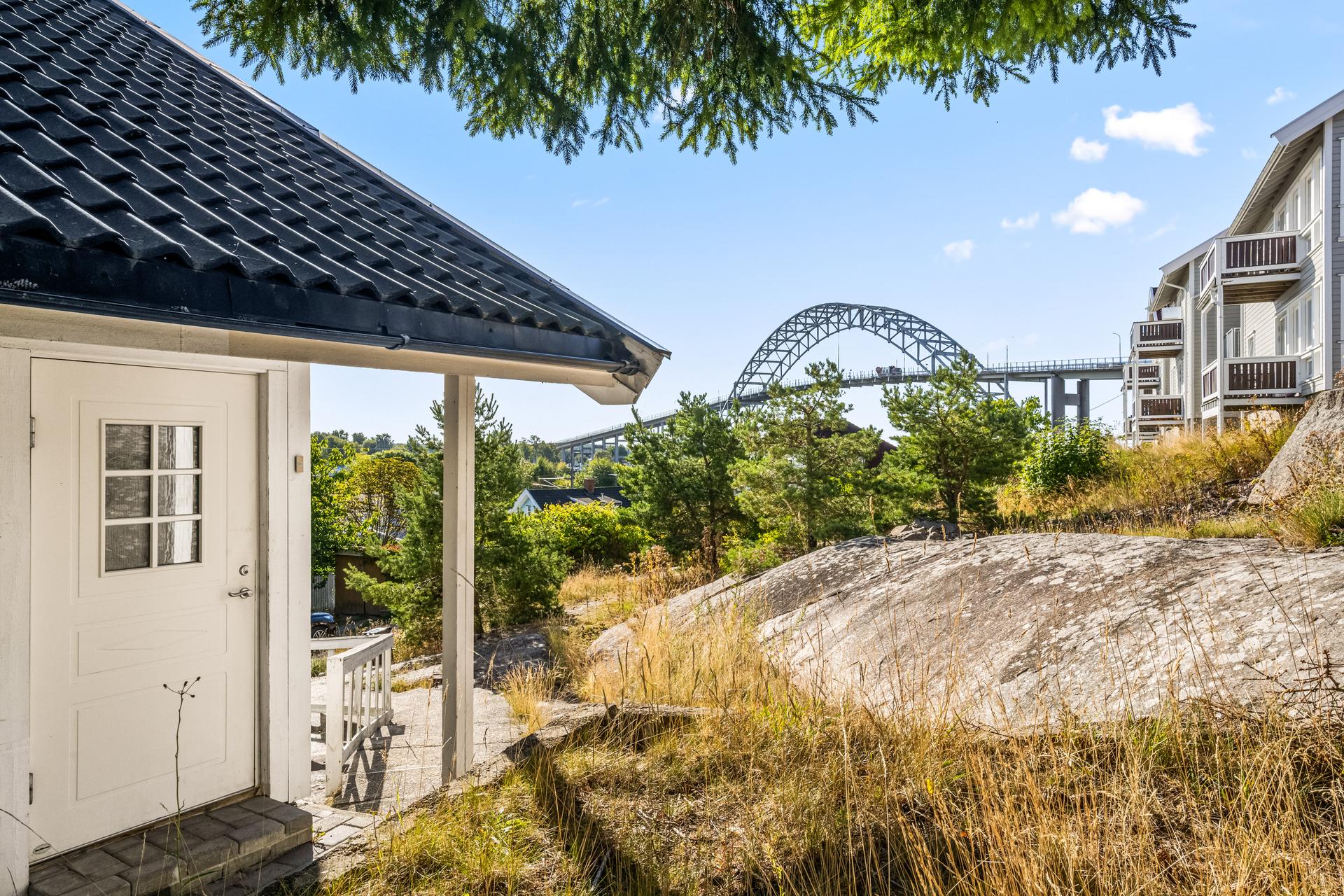 Horisontaldelt tomannsbolig over to plan og kjeller, etablert på en tomt med utsikt mot Fredrikstadbrua.. Bilde nummer 3 av 3