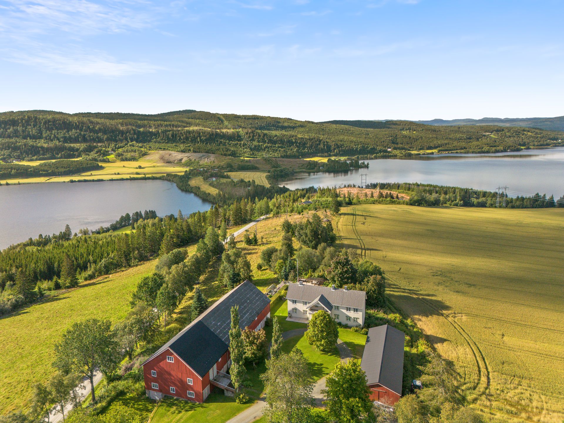 Øver Råde er en attraktiv landbrukseiendom beliggende i Ogndal i Steinkjer kommune. . Bilde nummer 2 av 3